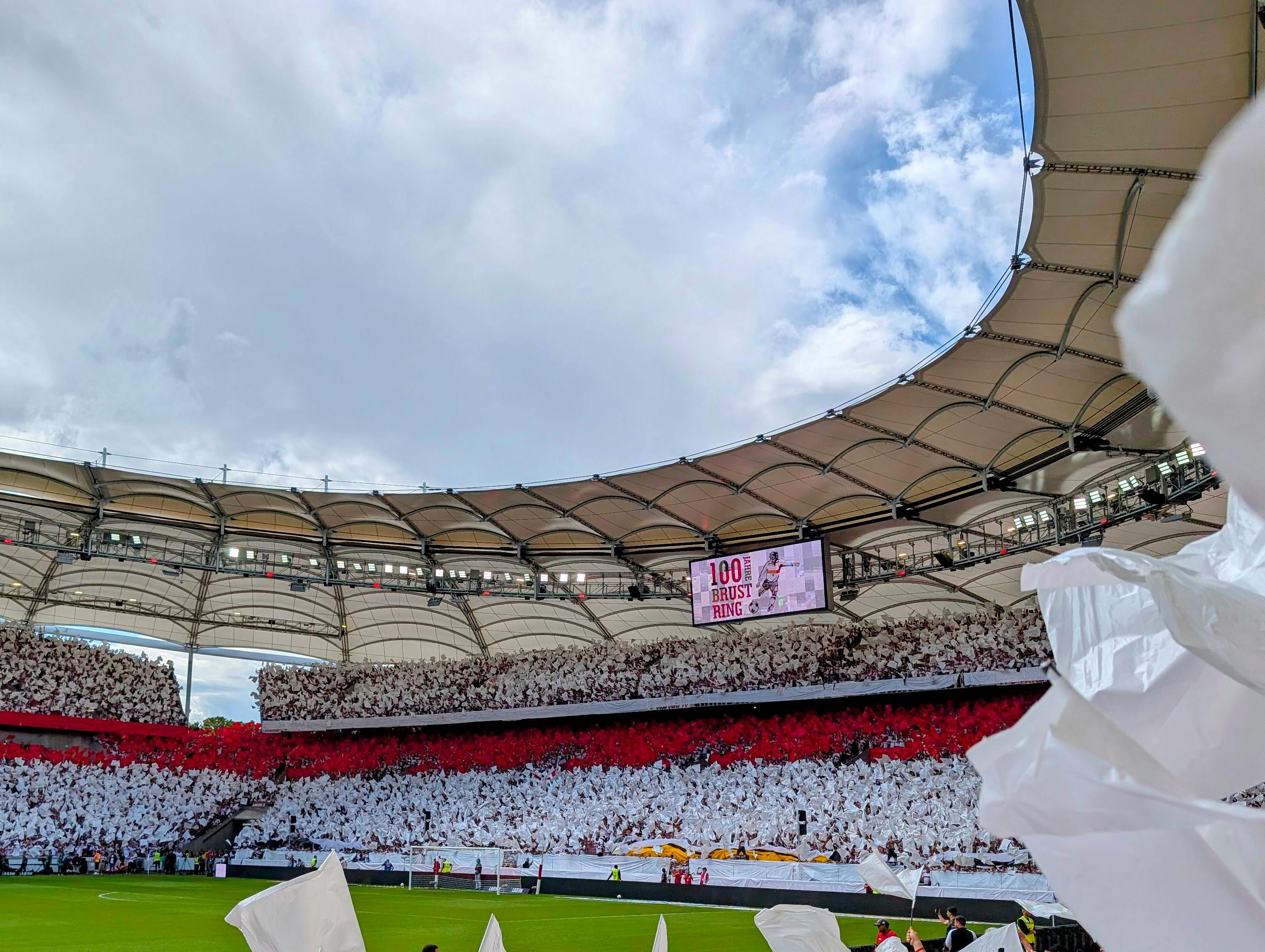 Am Samstag im Stadion: Die Choreografie zu 100 Jahre Brustring im ganzen Stadion dürfte auch in die Geschichtsbücher eingehen, zumindest in die des VfB Stuttgart. Foto: Jürgen Brand