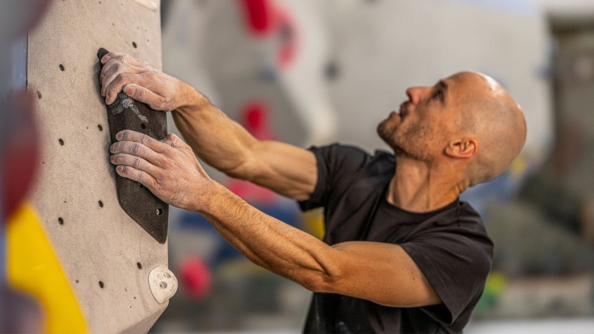 Das Bild zeigt den Kletterer und Klettergriffhersteller Andreas Trunz an der Kletterwand.