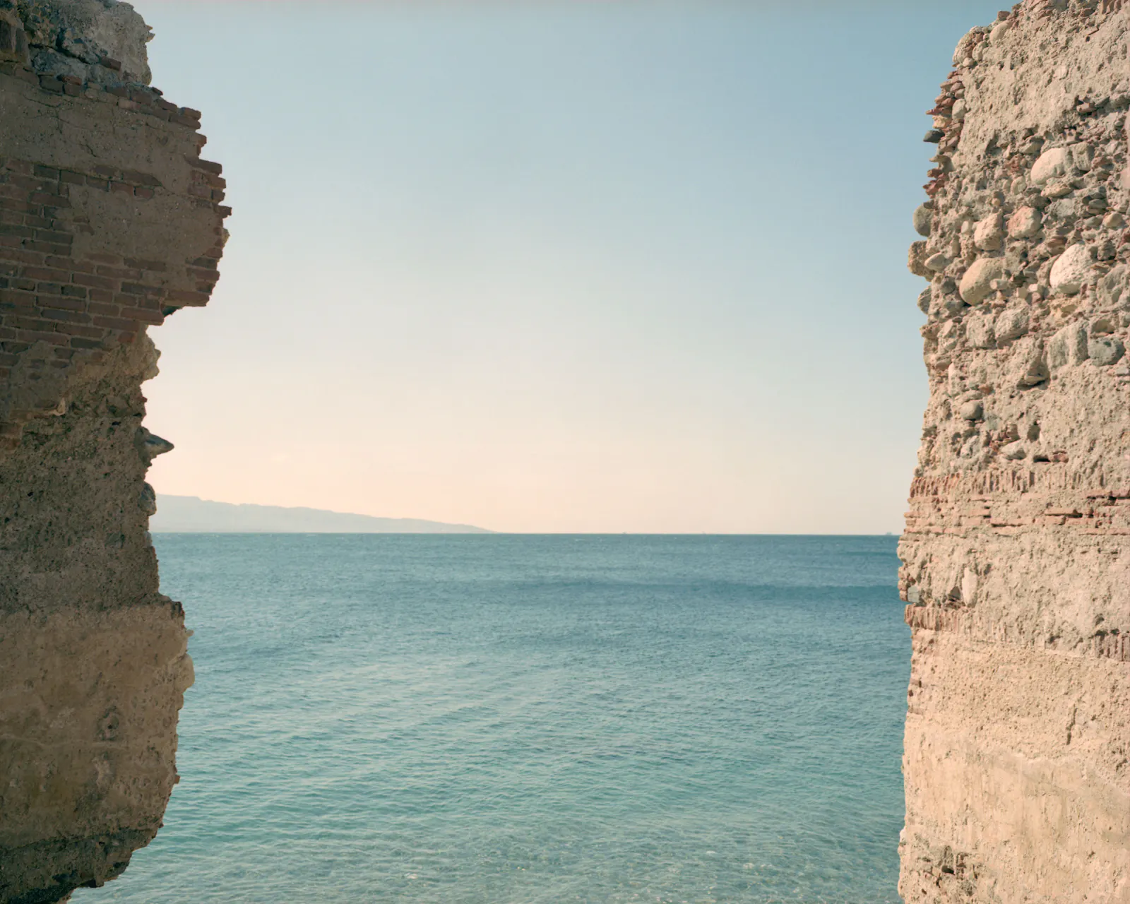 Giuseppe Micciché, Zona Falcata, Messina, 2006
Aus der Serie No ponte, Edition Patrick Frey, 2023.
Blick von Messina auf die Straße von Messina: links das Festland
Kalabriens, rechts das offene Meer. Aufgenommen in der Zona Falcata, Messina.