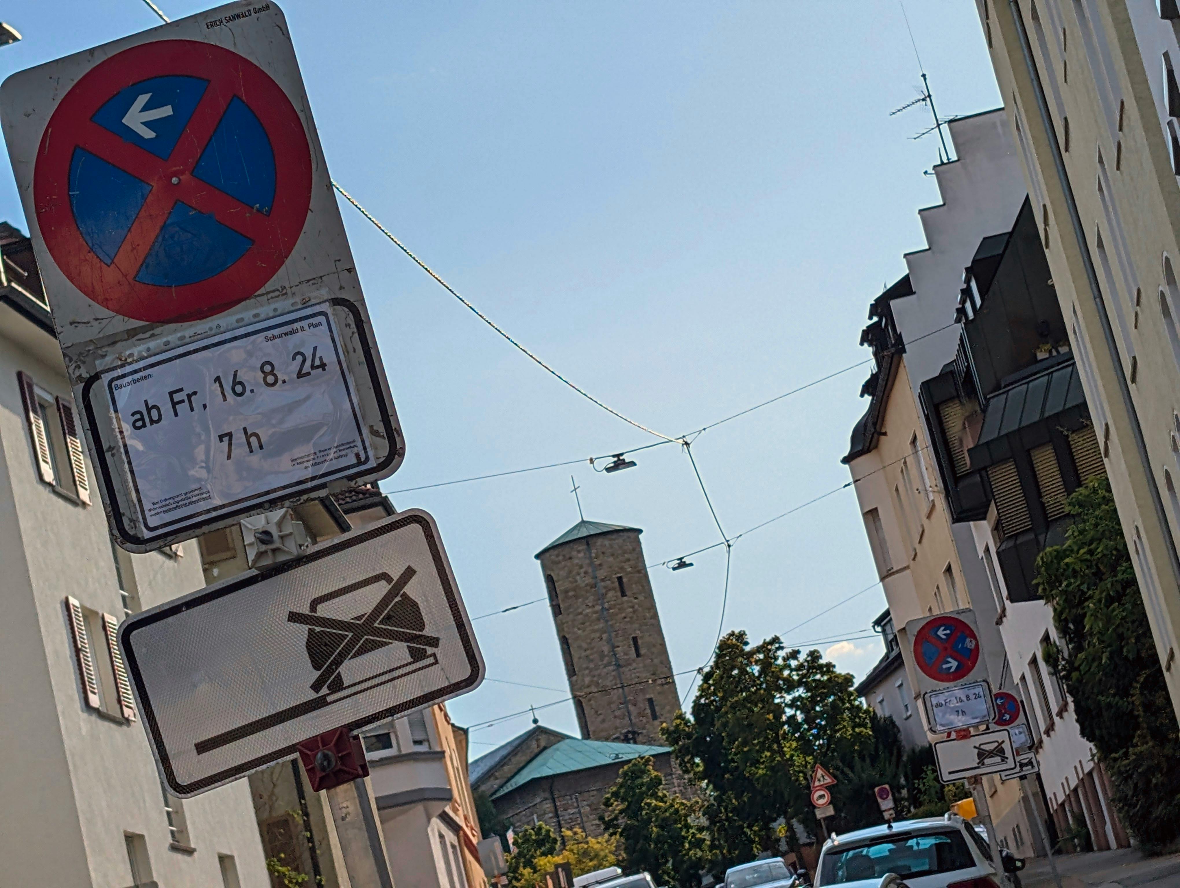 Halteverbotsschilder in einem Abschnitt der Schurwaldstraße in Stuttgart-Gaisburg. Foto: Jürgen Brand
