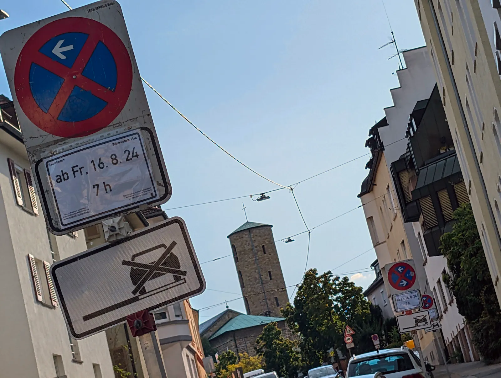 Halteverbotsschilder in einem Abschnitt der Schurwaldstraße in Stuttgart-Gaisburg. Foto: Jürgen Brand
