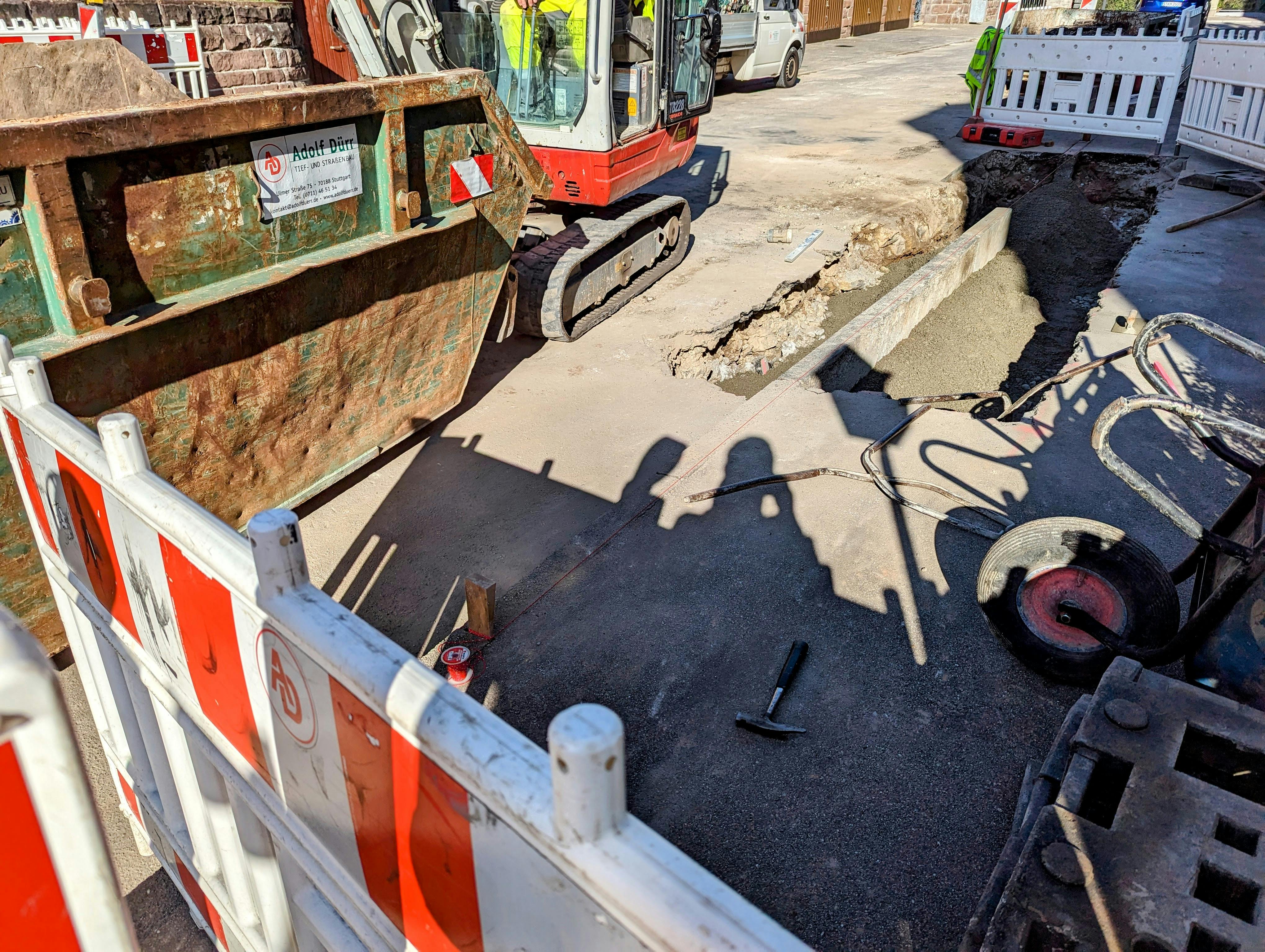 Die Arbeiten am Krauchenweg in Gaisburg sollen noch diese Woche beendet werden. Foto: Jürgen Brand