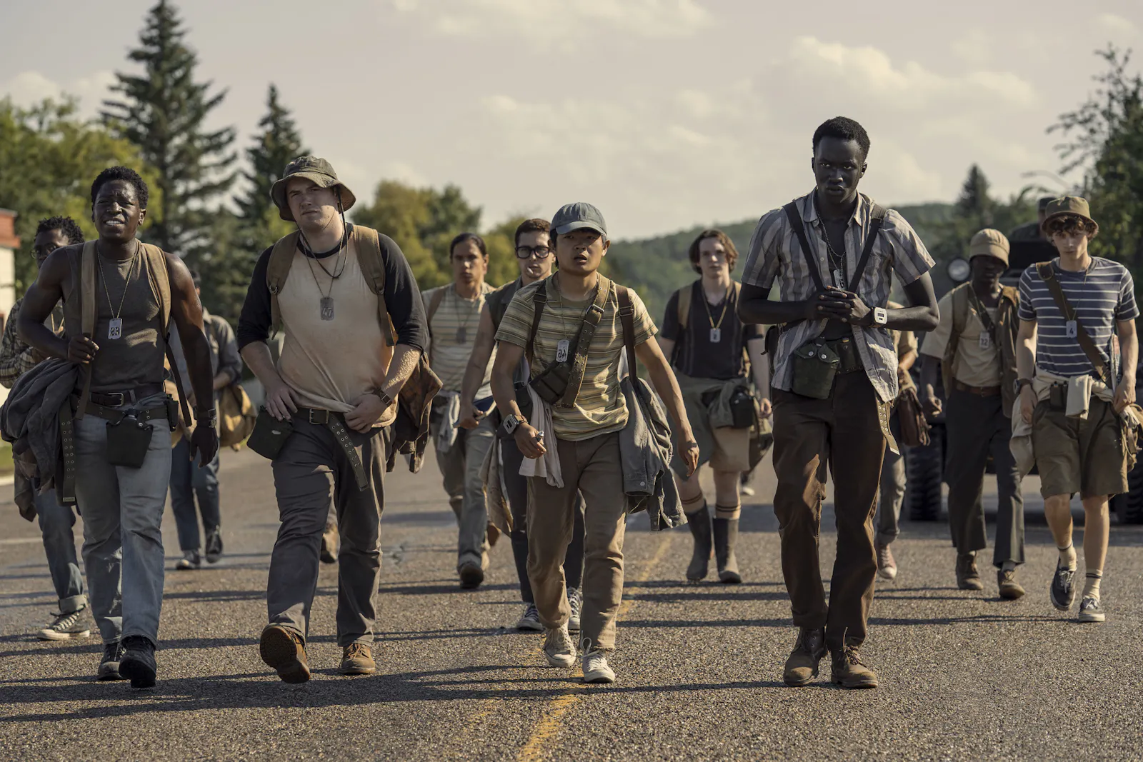Sie machen sich auf den langen Marsch: McVries (David Jonsson), Garraty (Cooper Hoffman), Harkness (Jordan Gonzalez), Olson (Ben Wang) und Baker (Tut Nyuot). // © LEONINE