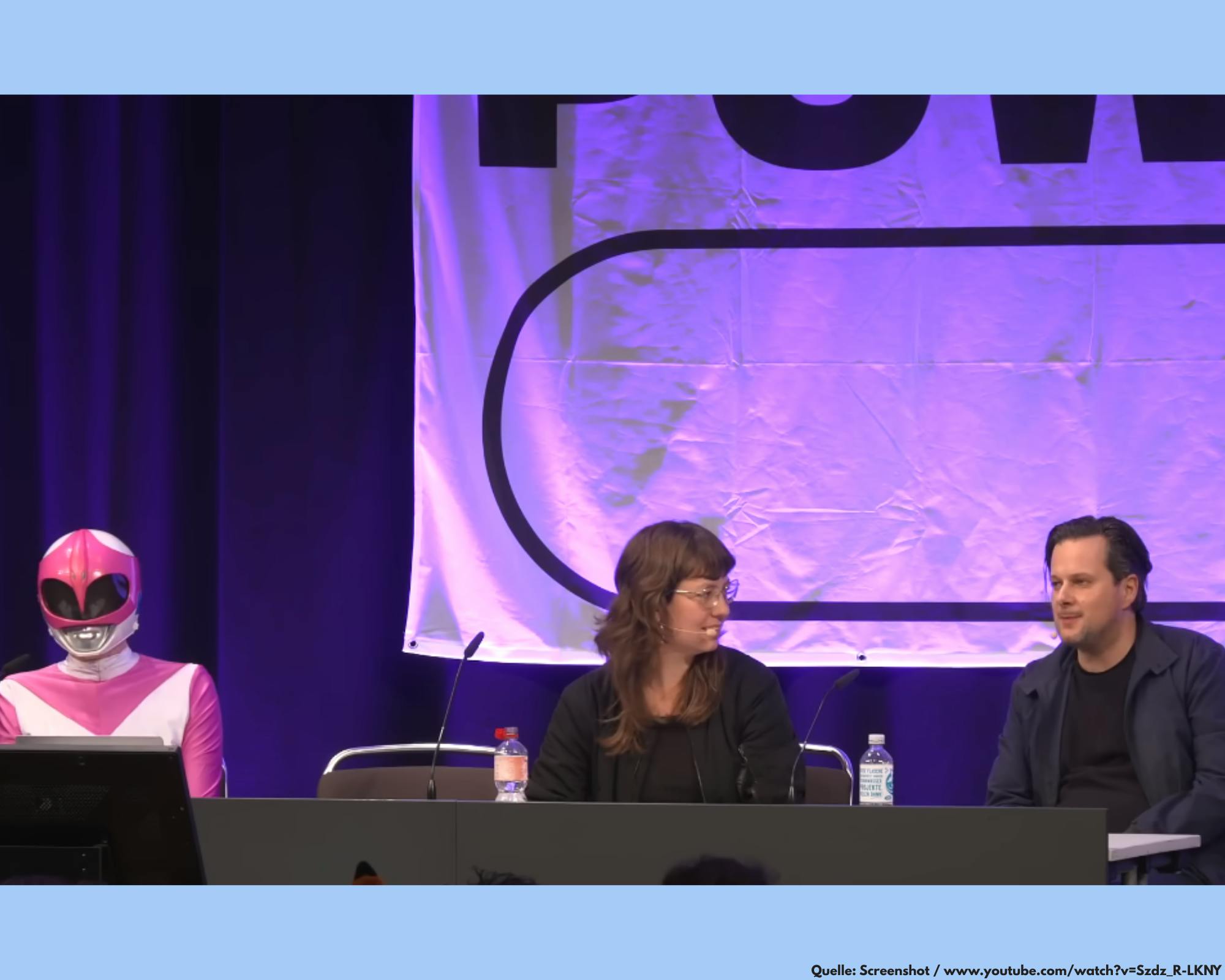 Auf einem Panel beim Kongress des Chaos Computer Clubs sitzen Aktivistin Martha Root, verkleidet als Power Rangerin, Eva Hoffmann und Christian Fuchs (von links nach rechts).