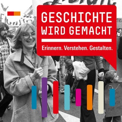 Cover Geschichte wird gemacht: Ein Schwarz-weiß Foto einer Frau mit einem Demo-Schild, davor bunte Balken und in einer roten Sprechblase der Titel: Geschichte wird gemacht. Erinnern, Verstehen, Gestalten.