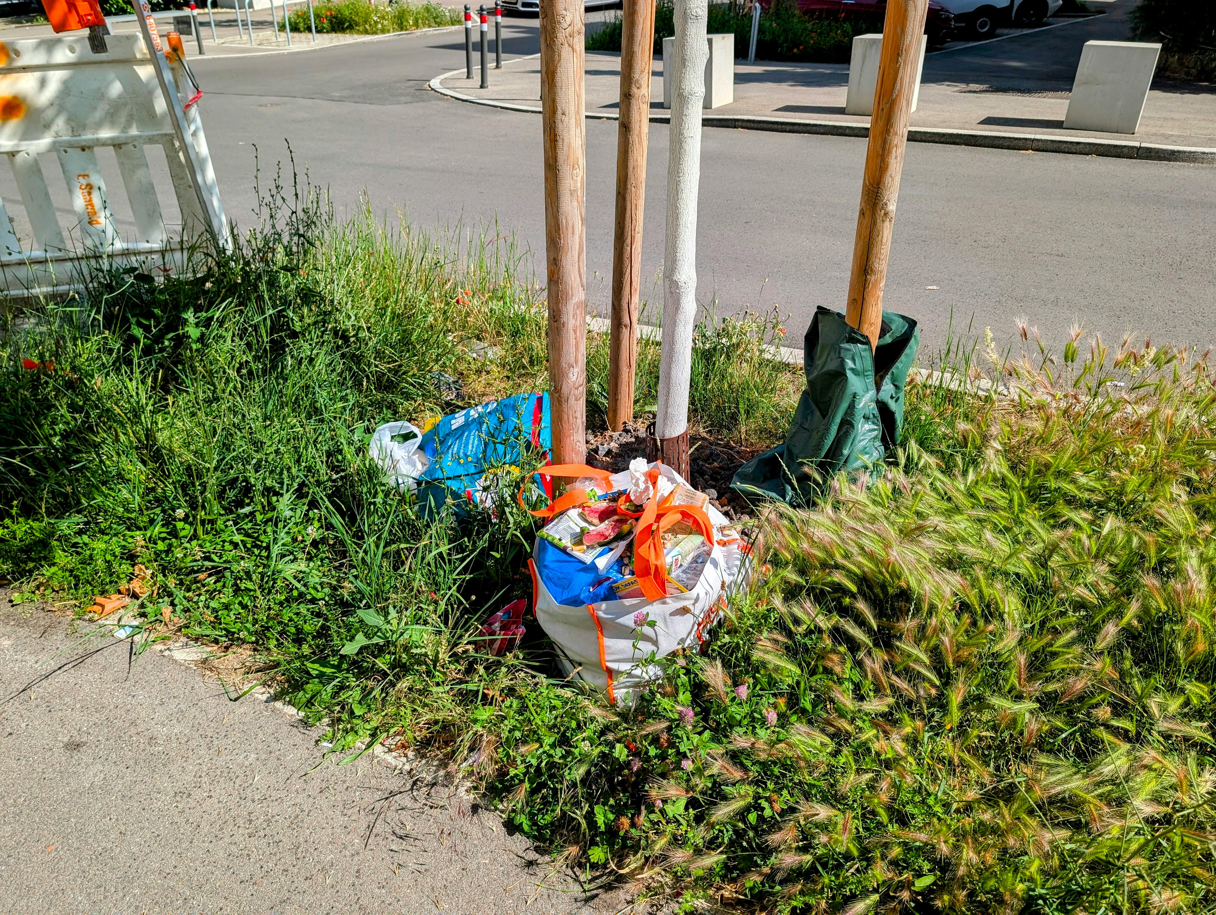 Echt ärgerlich: Irgendwer stellt seinen Müll regelmäßig an der Kreuzung Schurwaldstraße/Hornbergstraße ab. Foto: Jürgen Brand