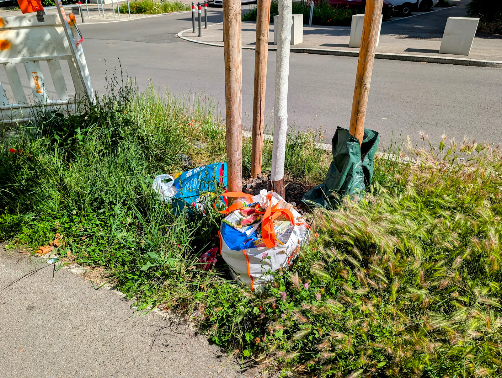Echt ärgerlich: Irgendwer stellt seinen Müll regelmäßig an der Kreuzung Schurwaldstraße/Hornbergstraße ab. Foto: Jürgen Brand