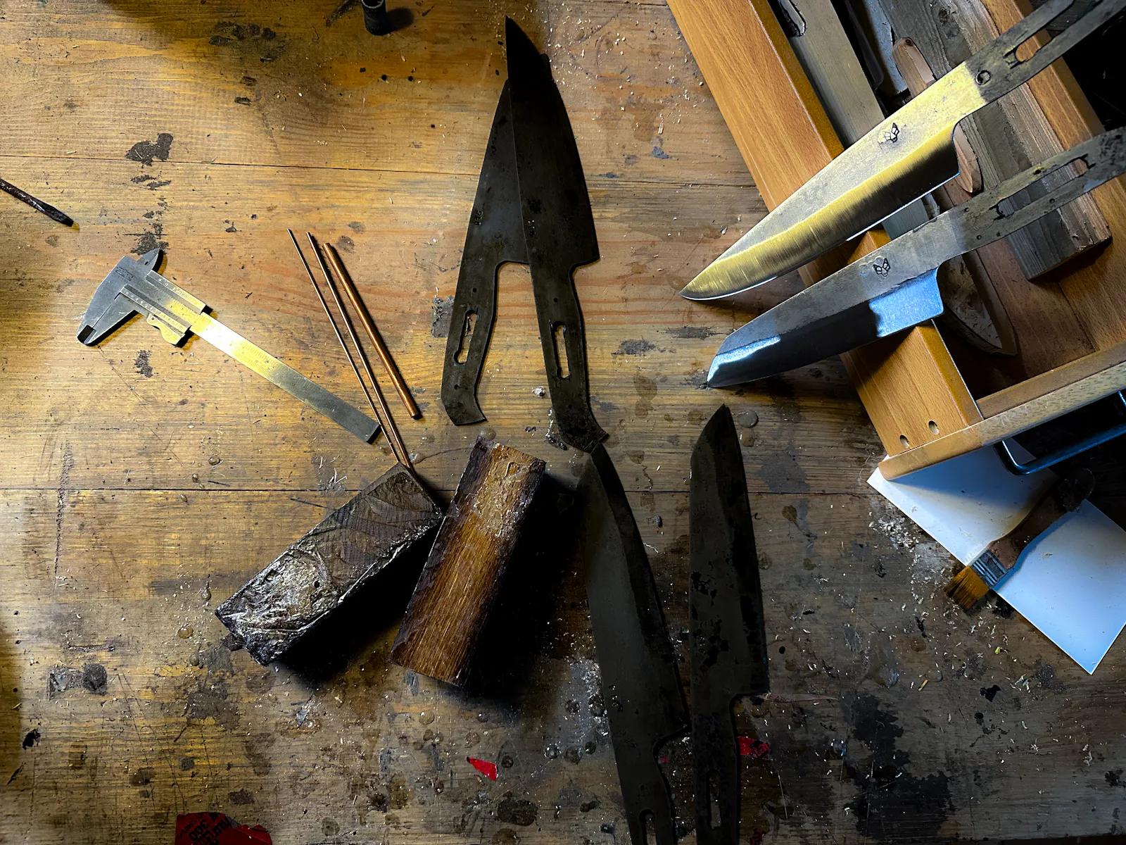 6 unfertige Messer auf einer Werkbank