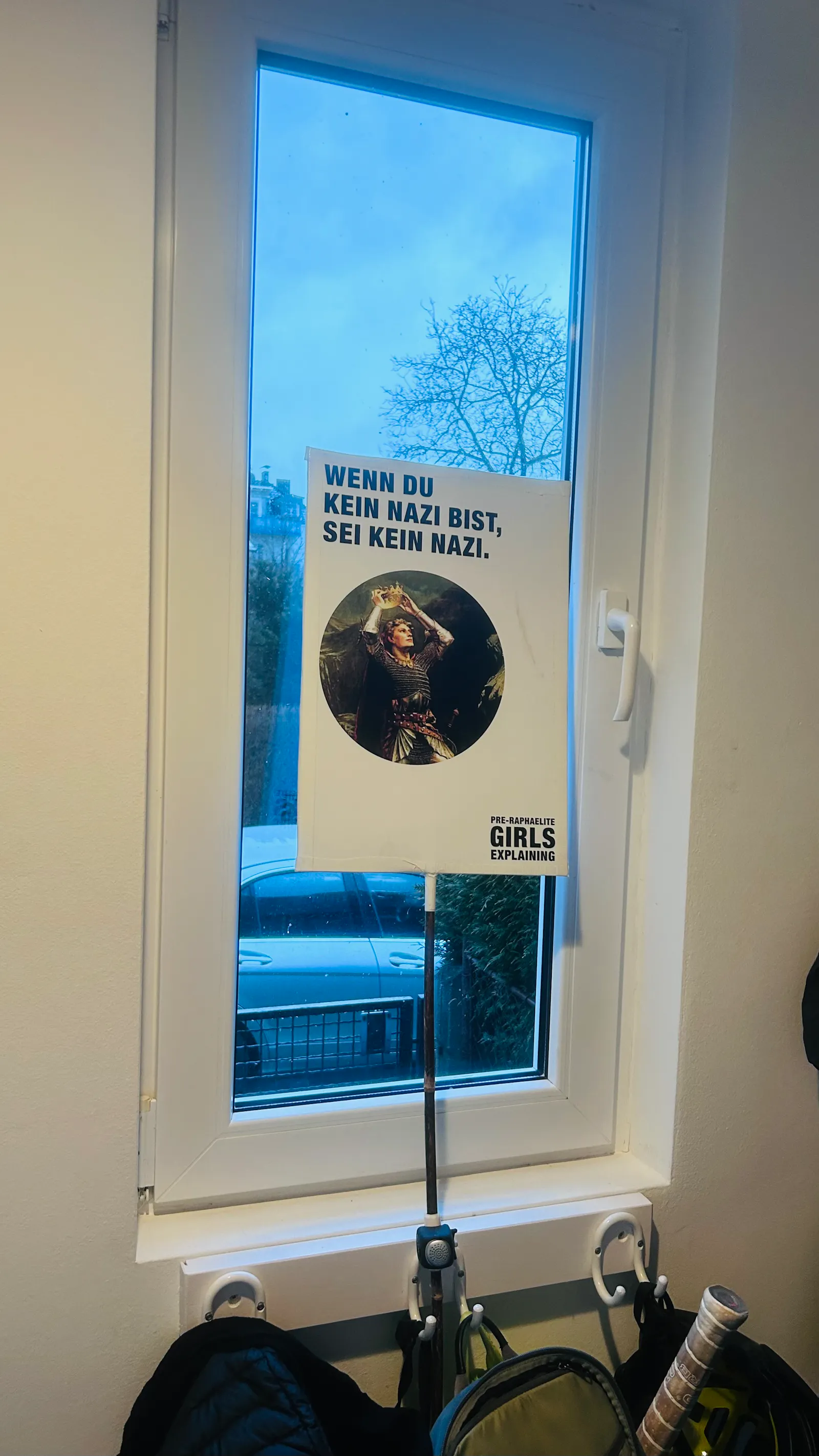 Ans Fenster gestelltes und so von außen sichtbares Demoschild
