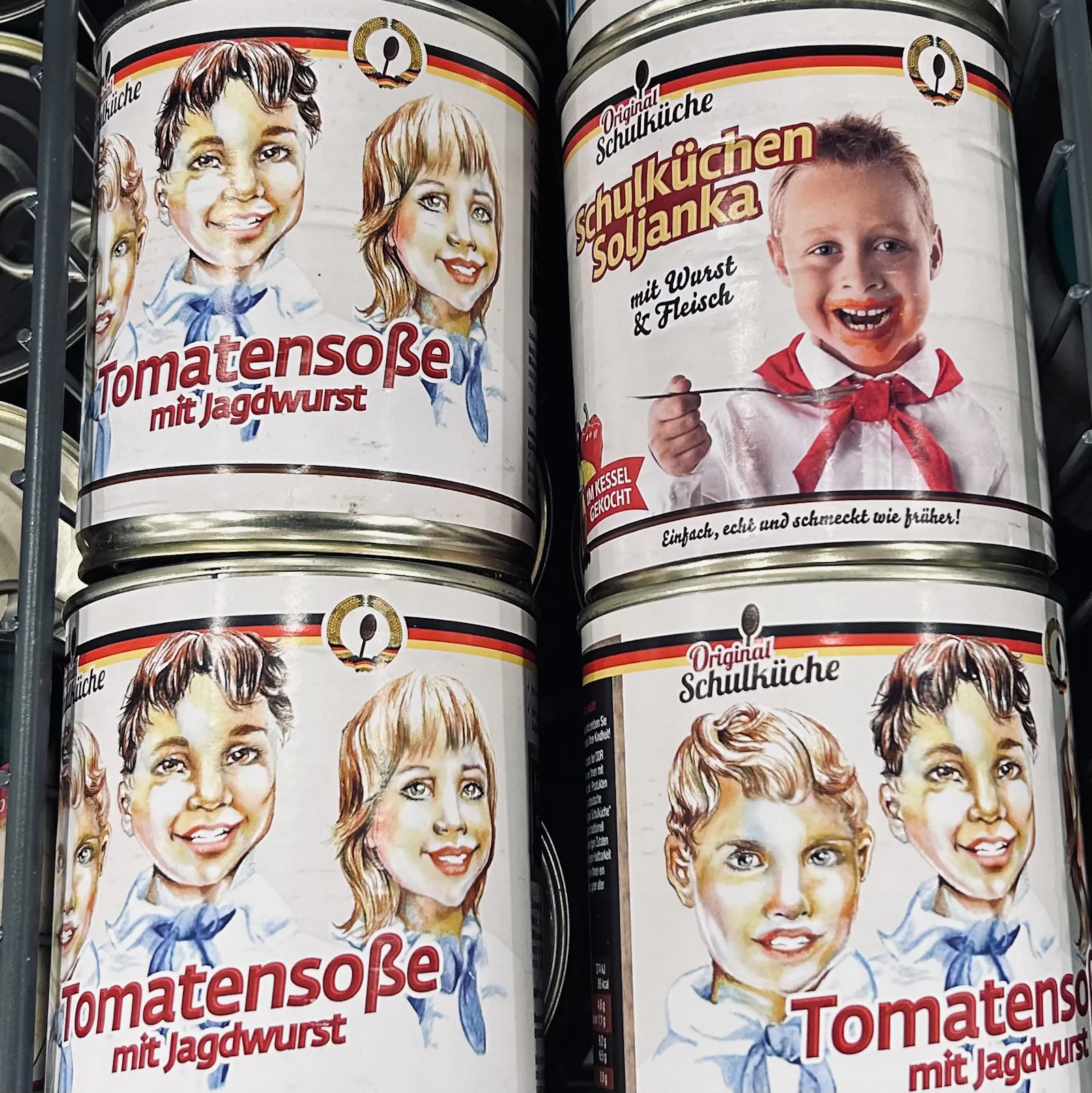 Eintopfdosen in deutschnationalem Design mit gezeichneten Kindern