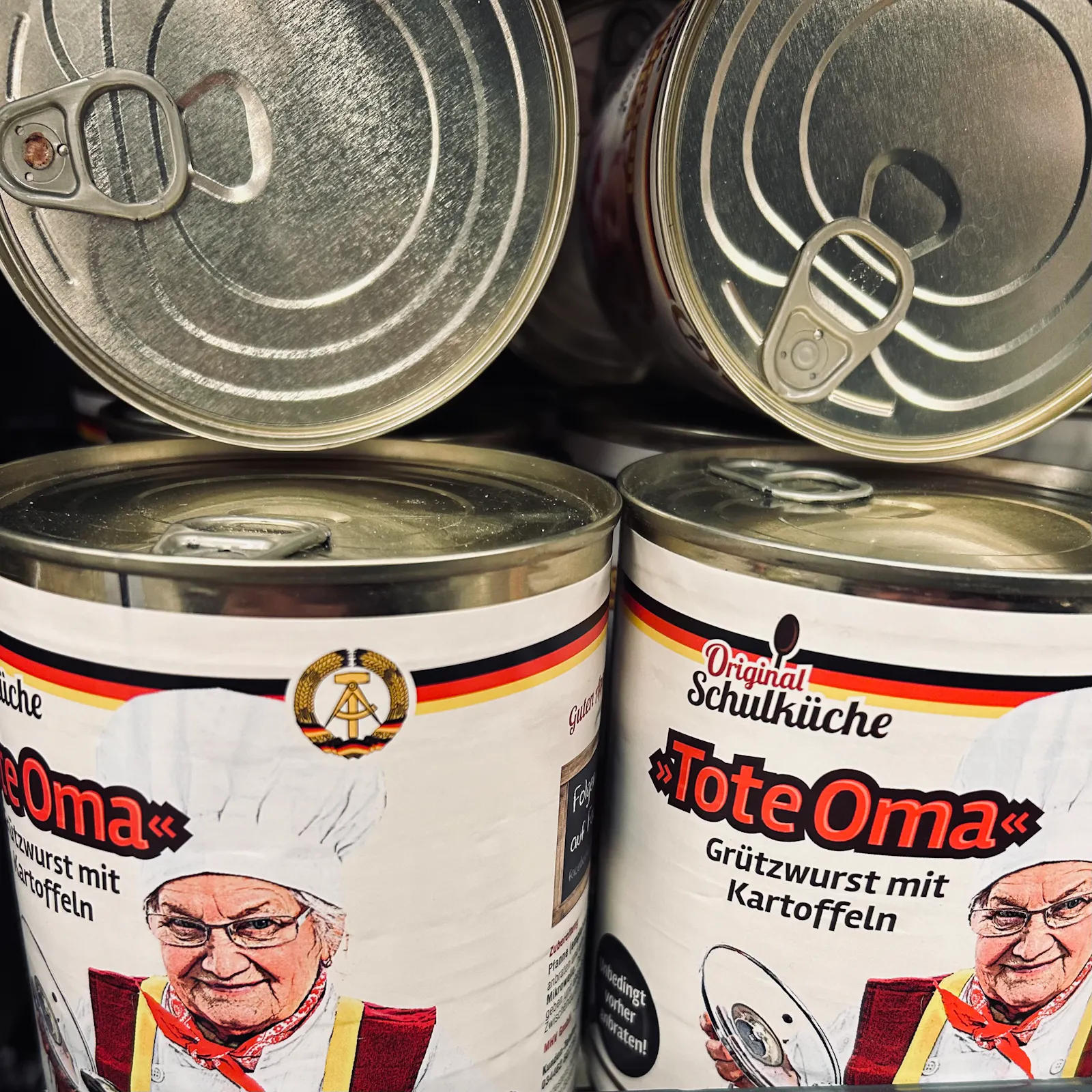 Eintopfdose in deutschnationalem Design mit Foto von alter Frau und Beschriftung: Tote Oma