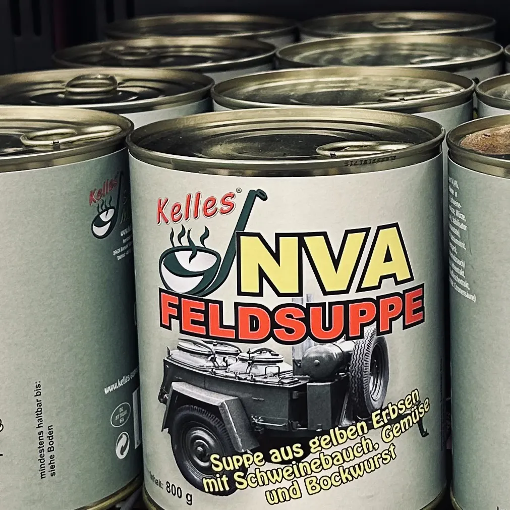 Eintopfdosen im Militärdesign mit Aufschrift: NVA-Suppe