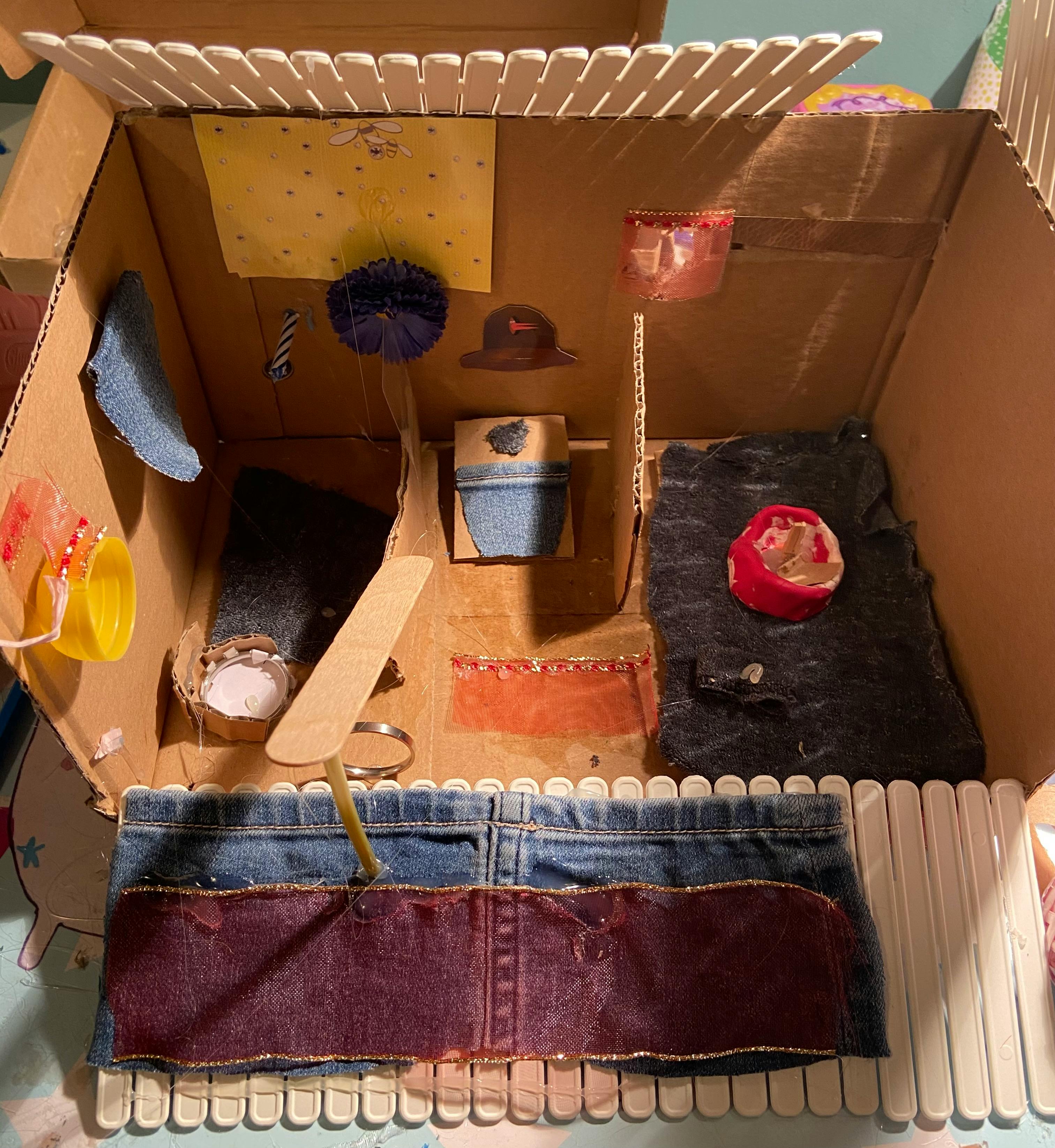 Aus Pappe, Stoffresten und Heißkleber gebastelte "Wohnung"