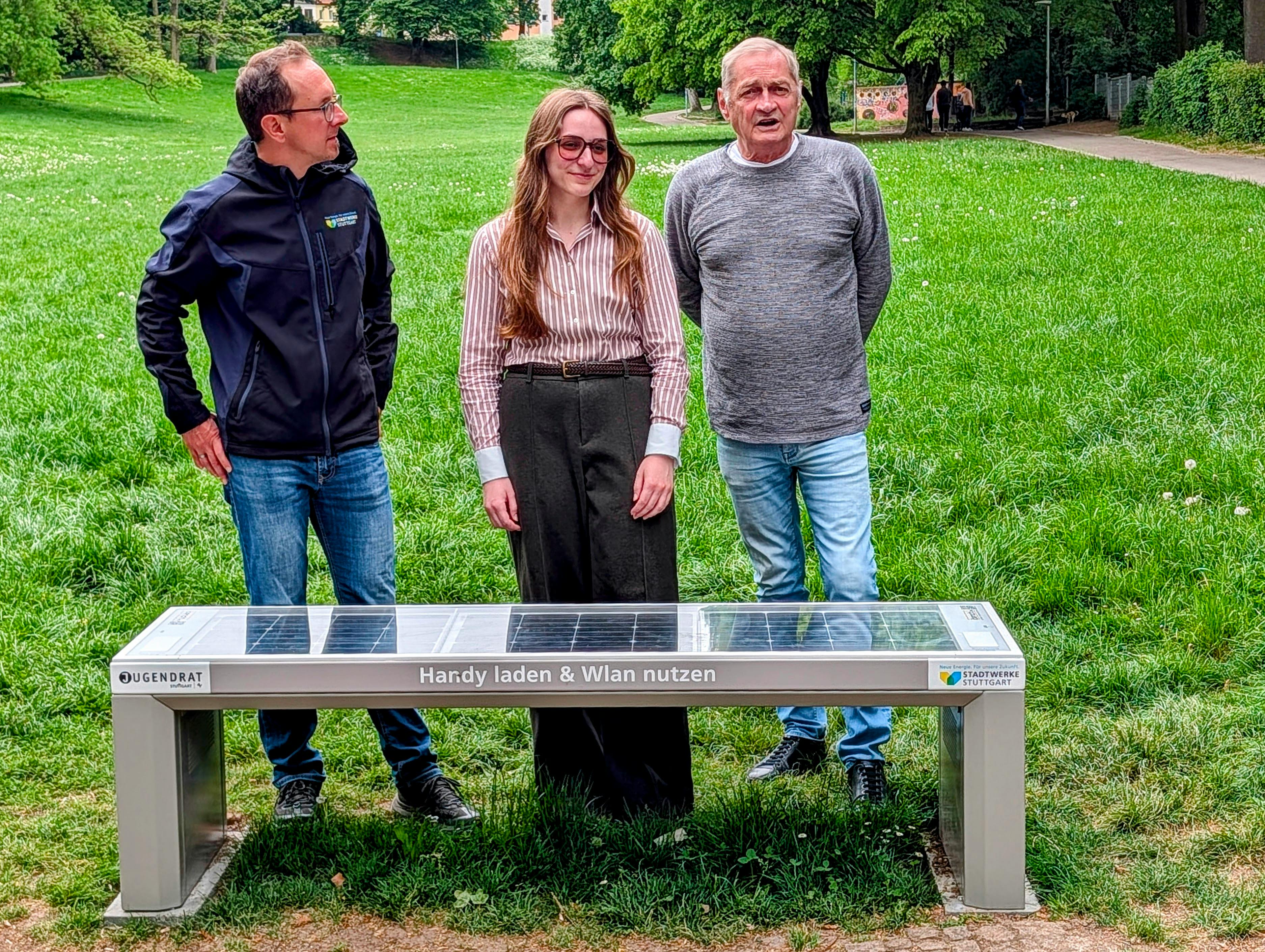 Der Bezirksvorsteher von Stuttgart-Ost, Armin Serwani (rechts) hat die neue Solarbank in der Klingenbach-Anlage zusammen mit einer Vertreterin des Jugendrats Stuttgart-Ost und dem Fachmann von den Stadtwerken offiziell in Betrieb genommen. Foto: Jürgen Brand
