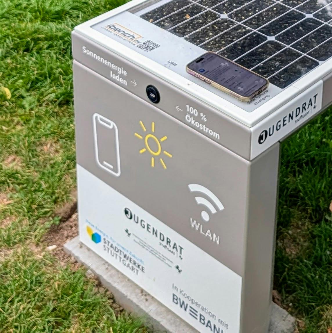 Solarbank-Technik: Oben können Smartphones induktiv geladen werden (sofern sie das können), seitlich per USB-Kabel. Das ist genauso kostenlos wie das WLAN. Foto: Jürgen Brand