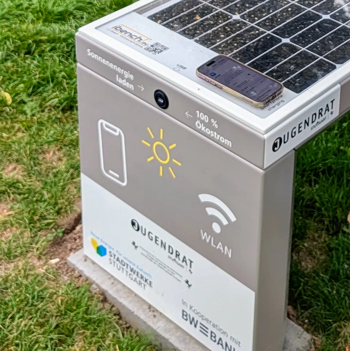 Solarbank-Technik: Oben können Smartphones induktiv geladen werden (sofern sie das können), seitlich per USB-Kabel. Das ist genauso kostenlos wie das WLAN. Foto: Jürgen Brand