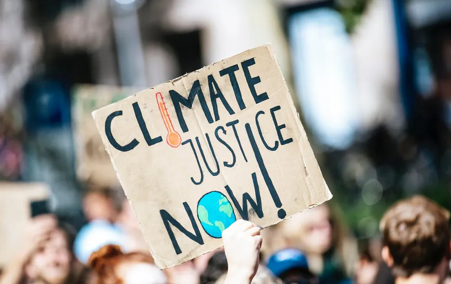 Demoschild: climate justice now