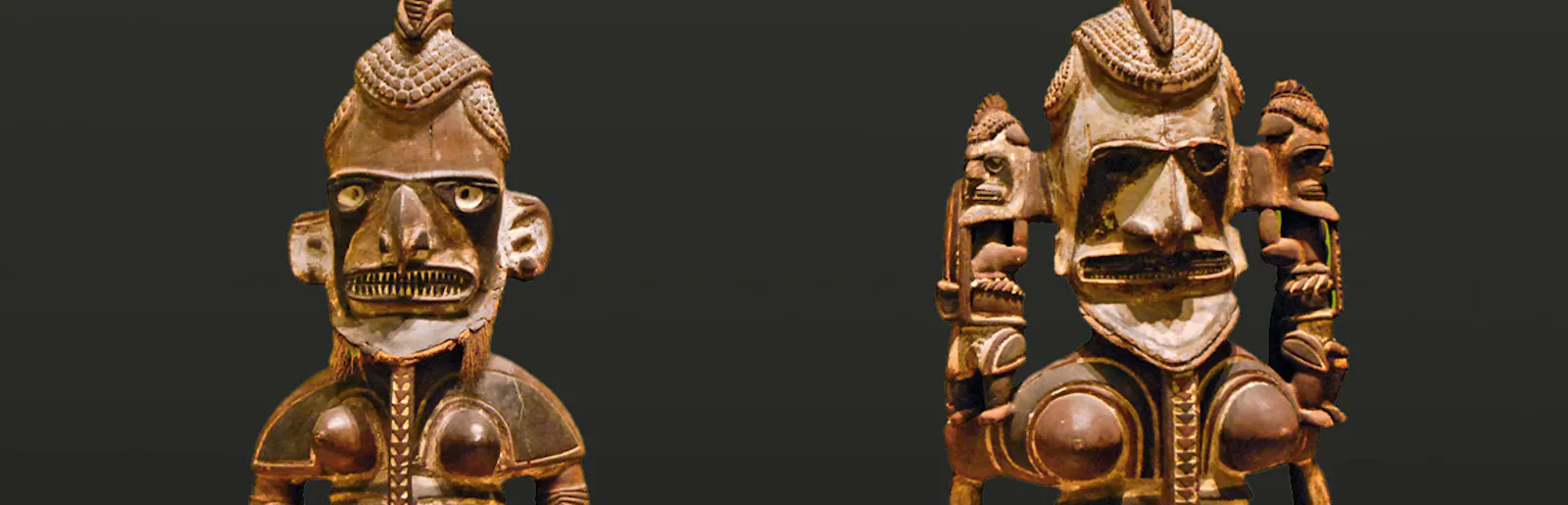 Zwei Uli-Figuren aus Neuirland im Ethnologischen Museum in Berlin, die hermaphrodite Züge zeigen.