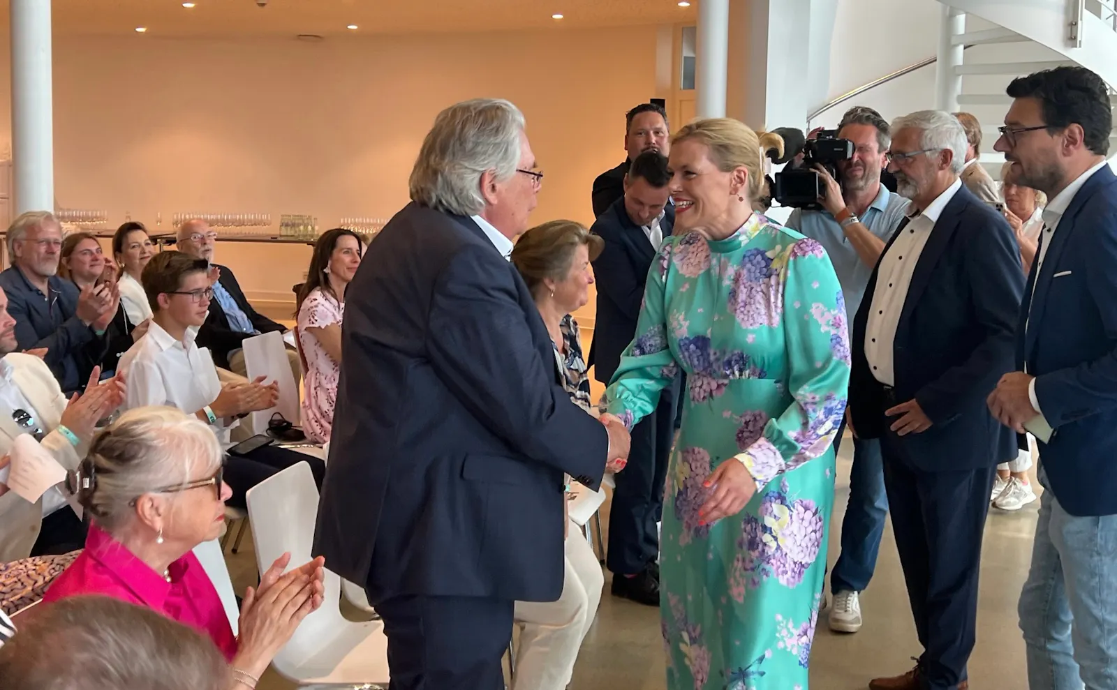 Momentaufnahme des CDU-Sommerfestes in Koblenz. Bundestagspräsidentin Julia Klöckner schüttelt breit lächelnd dem Investor und Mäzen des rechtsextremen Hetzportals Nius die Hand.
Foto aufgenommen von Lars Wienand