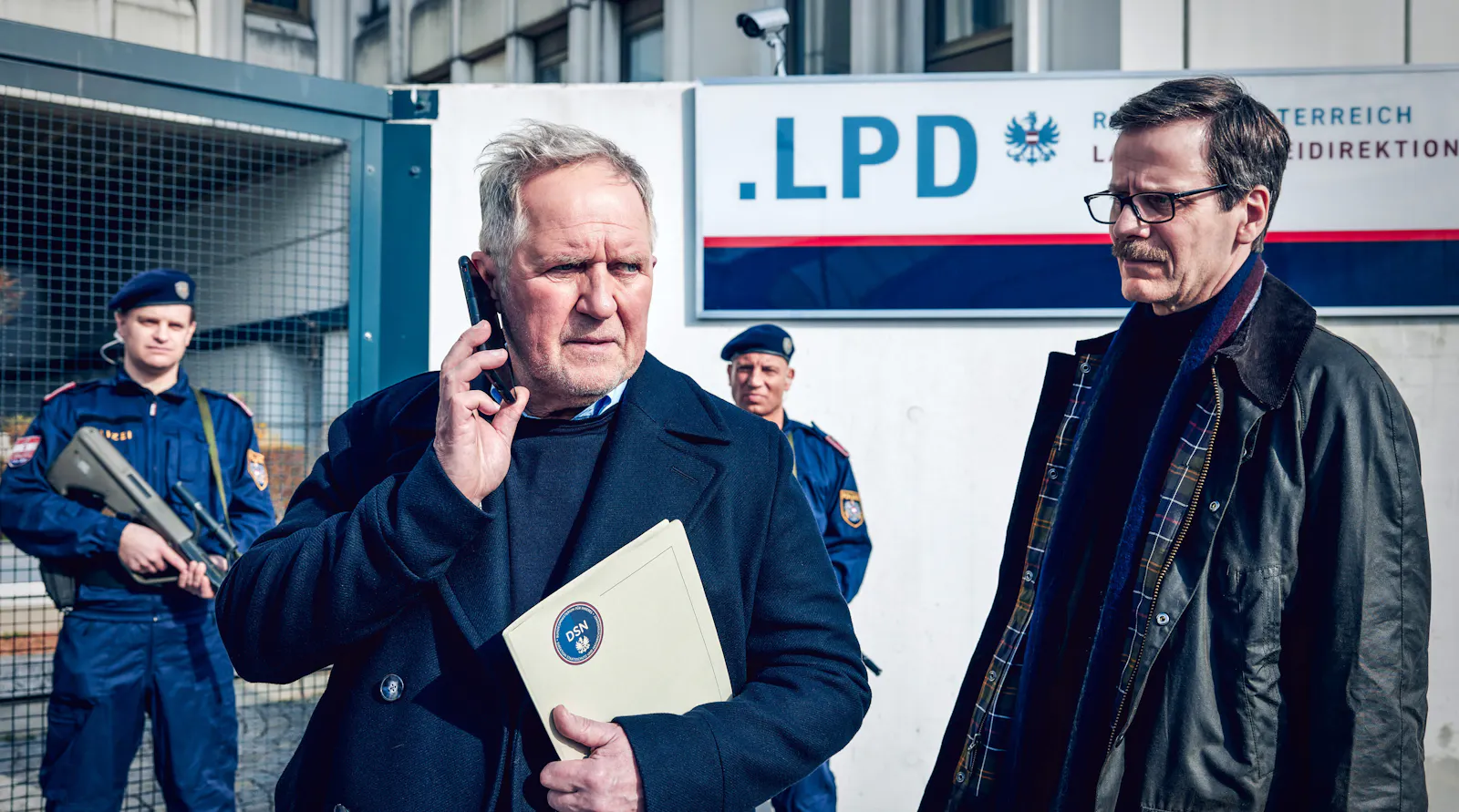Oberstleutnant Eisner (Harald Krassnitzer) und sein alter Bekannter, der Verfassungs-/Staatsschützer Gerold Schubert (Dominik Warta)