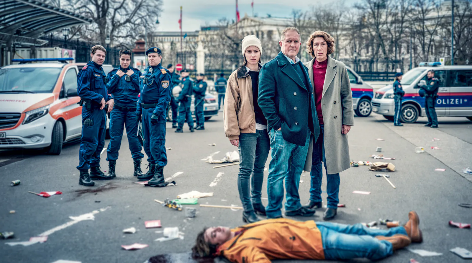 (v. li. n. re.) Noah L. Perktold (Jonas Leisch), Beritan Balci (Leyla Kiyak), Wolfgang Oliver (Markus Schuch), Christina Scherrer (Meret Schande), Harald Krassnitzer (Moritz Eisner) und Adele Neuhauser (Bibi Fellner) und Opfer Jakob Volkmann (Tilman Tuppy)