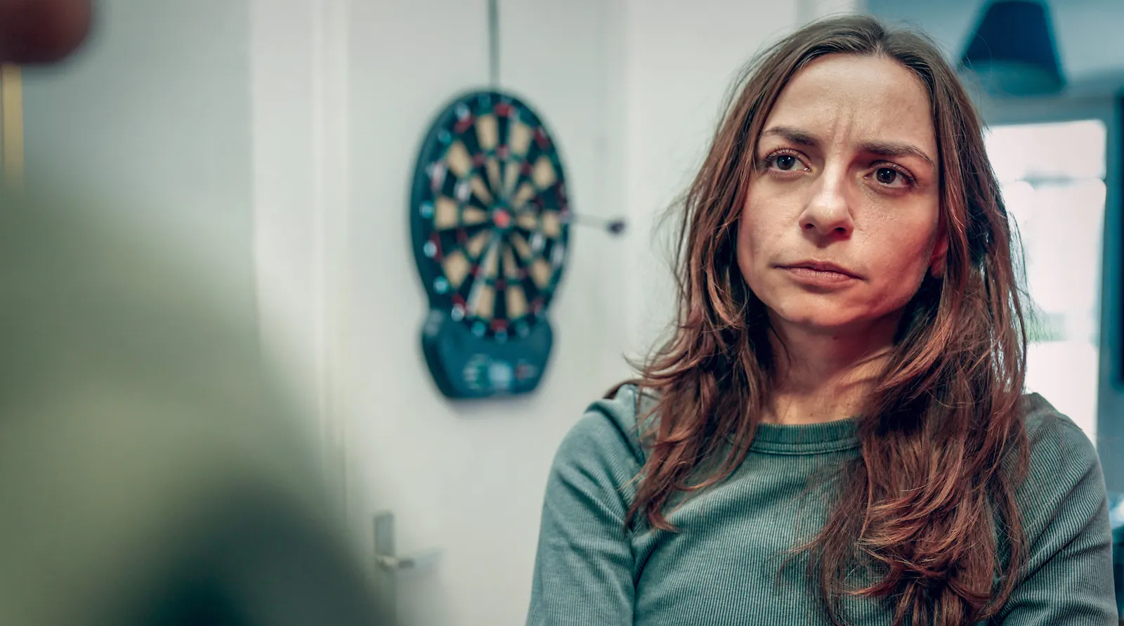 Verschwörungsprofi mit Anti-LGBTIQ*-Agenda: Jessica Plattner (Julia Edtmeier)