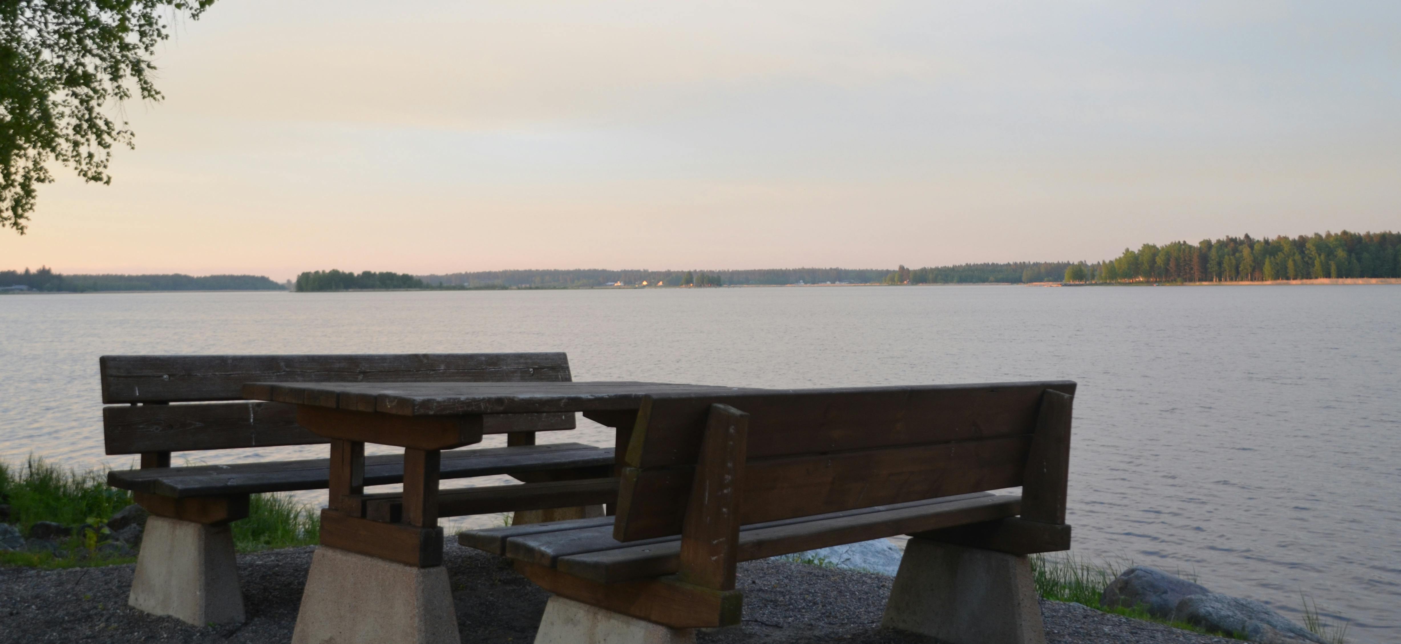 Picknicktisch am Wasser