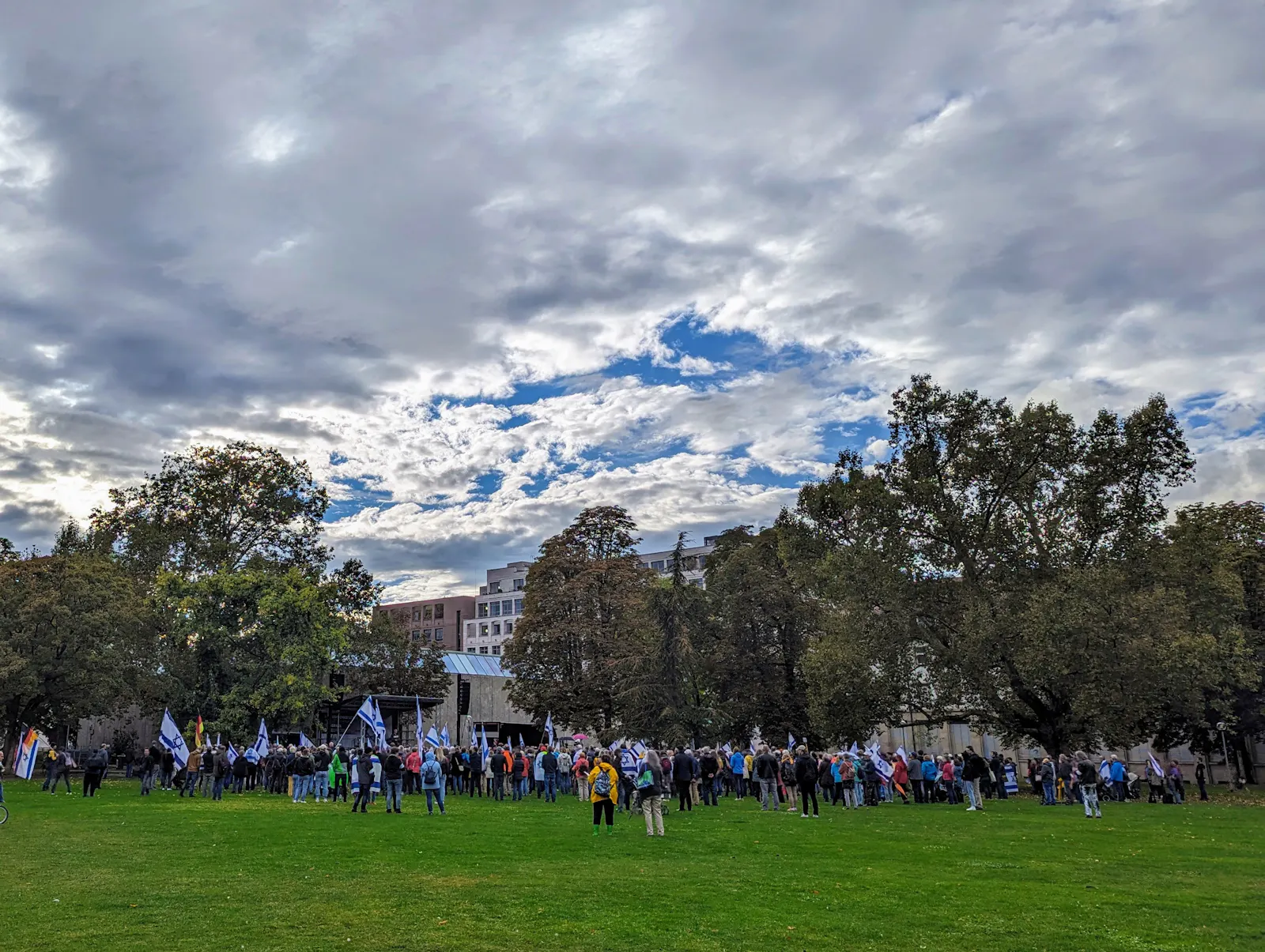 Solidaritätskundgebung mit Israel am Samstag, 14. Oktober, im Oberen Schlossgarten in Stuttgart. Foto: Jürgen Brand