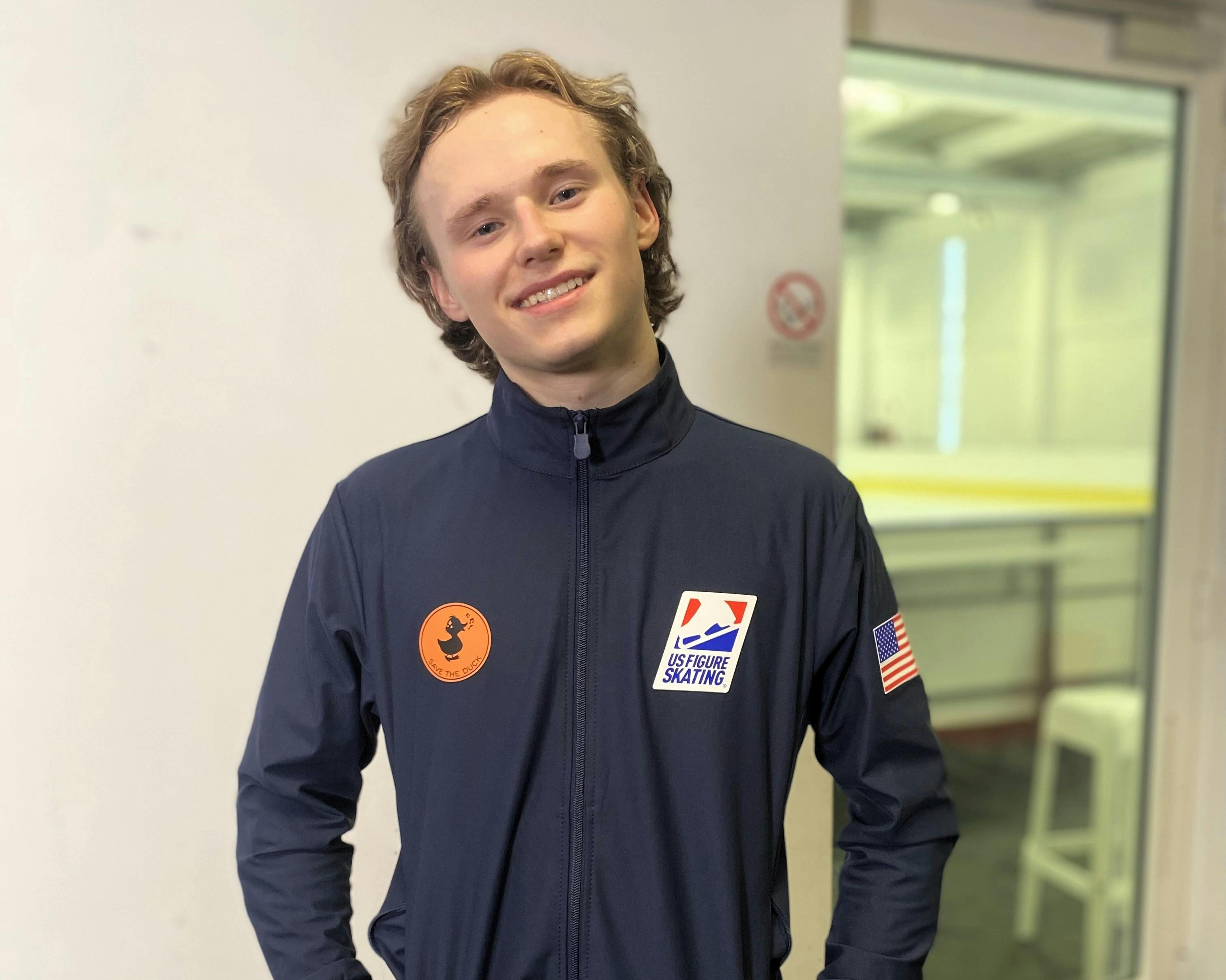 Weltmeister Ilia Malinin in der Mixed Zone von Bergamo