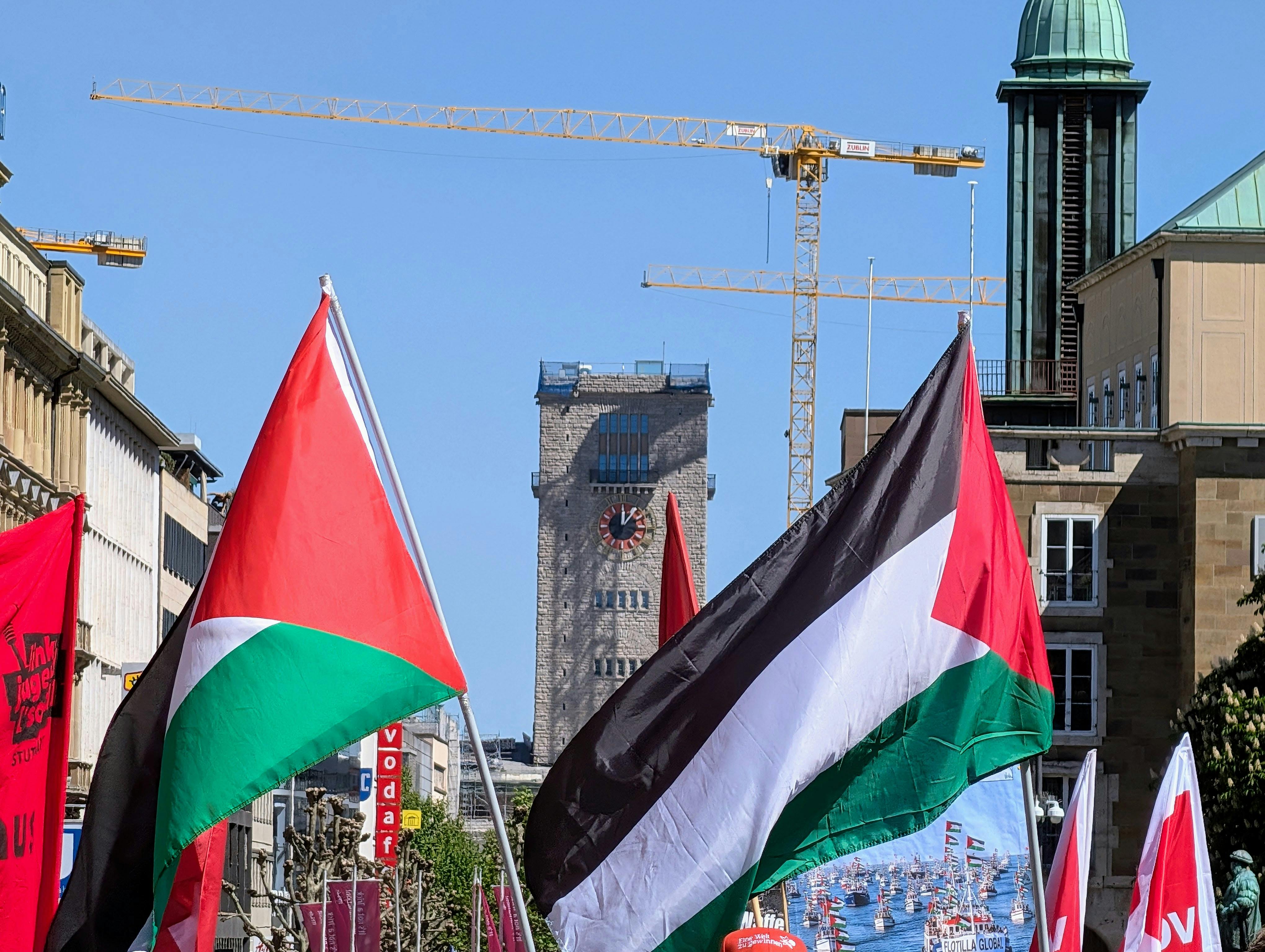 Die Mai-Demos in der Stadt sind vorbei und alle friedlich verlaufen. Im Stadtteilzentrum Gasparitsch in Stuttgart-Ost und in den Waldheimen wird noch gefeiert. Foto: Jürgen Brand