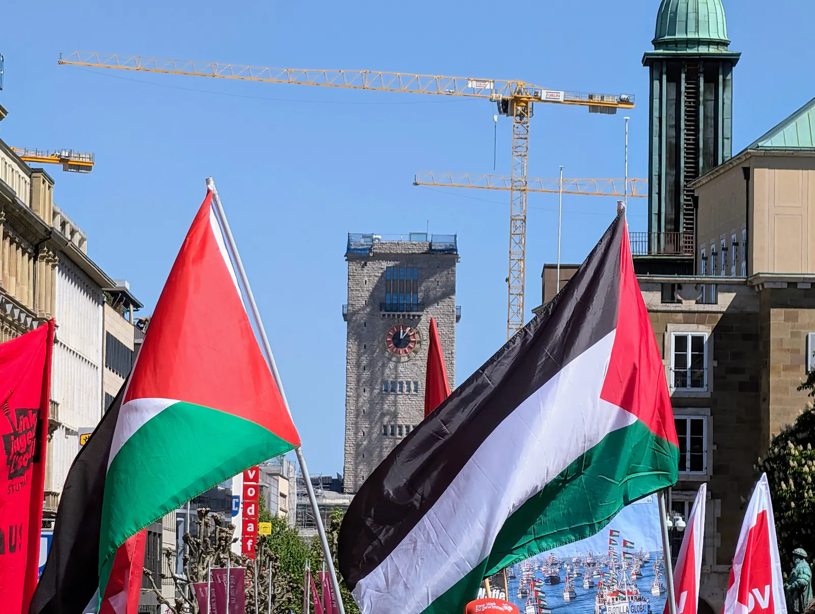 Die Mai-Demos in der Stadt sind vorbei und alle friedlich verlaufen. Im Stadtteilzentrum Gasparitsch in Stuttgart-Ost und in den Waldheimen wird noch gefeiert. Foto: Jürgen Brand