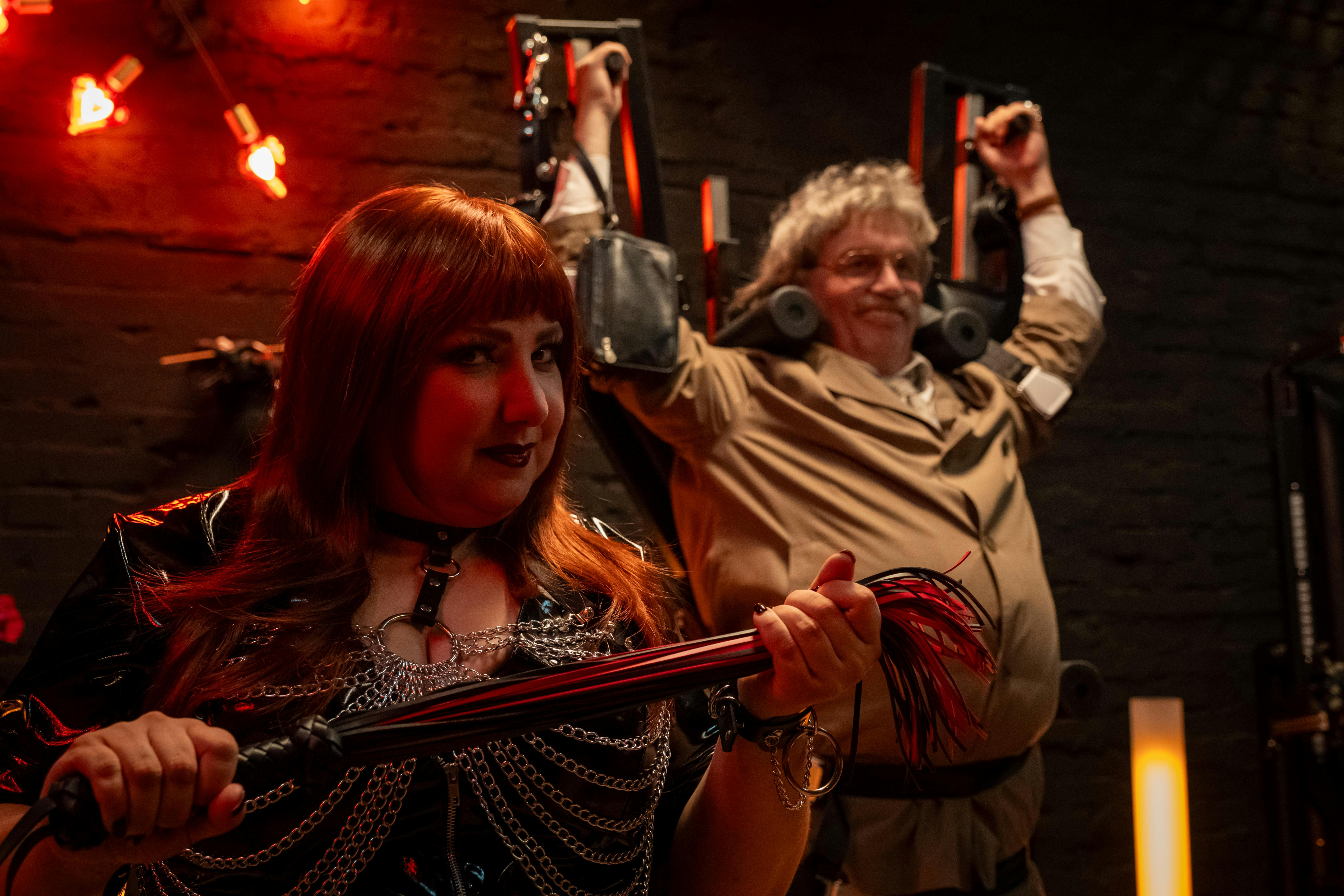 Auf der Suche nach dem Glück begibt sich Horst Schlämmer (Hape Kerkeling) in die Hände von Domina Mandy (Meltem Kaptan) // © Leonine Studios / Conny Klein