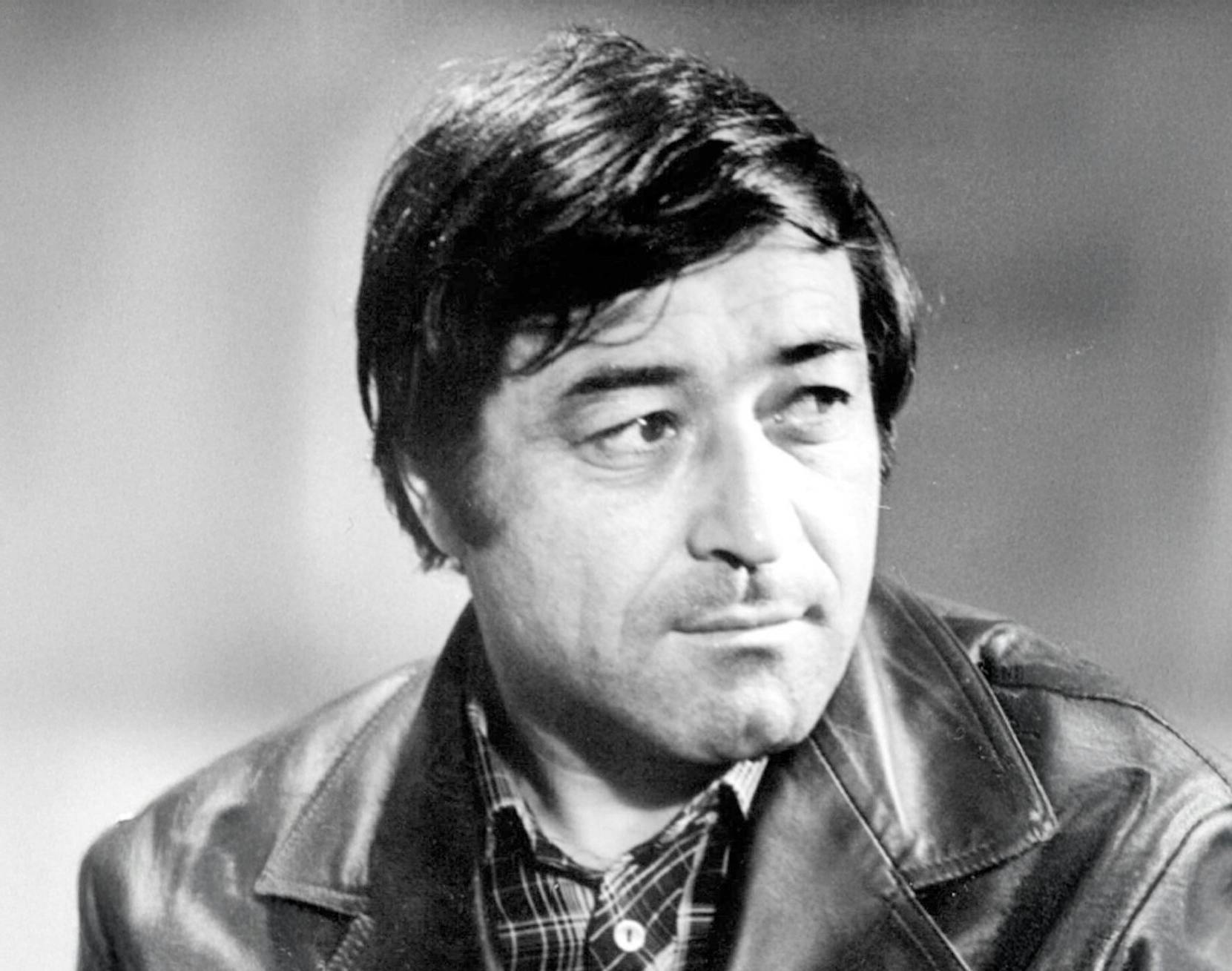 With Layeq Sherali/Loiq Scherali, we present one of Tajikistan’s most significant poetic voices — our Poet of the Month. Two poems that merge classical Persian-Tajik forms with existential clarity: self and river, love and withdrawal, intensity without excess...
(Available in Arabic, English, French, German & Spanish)