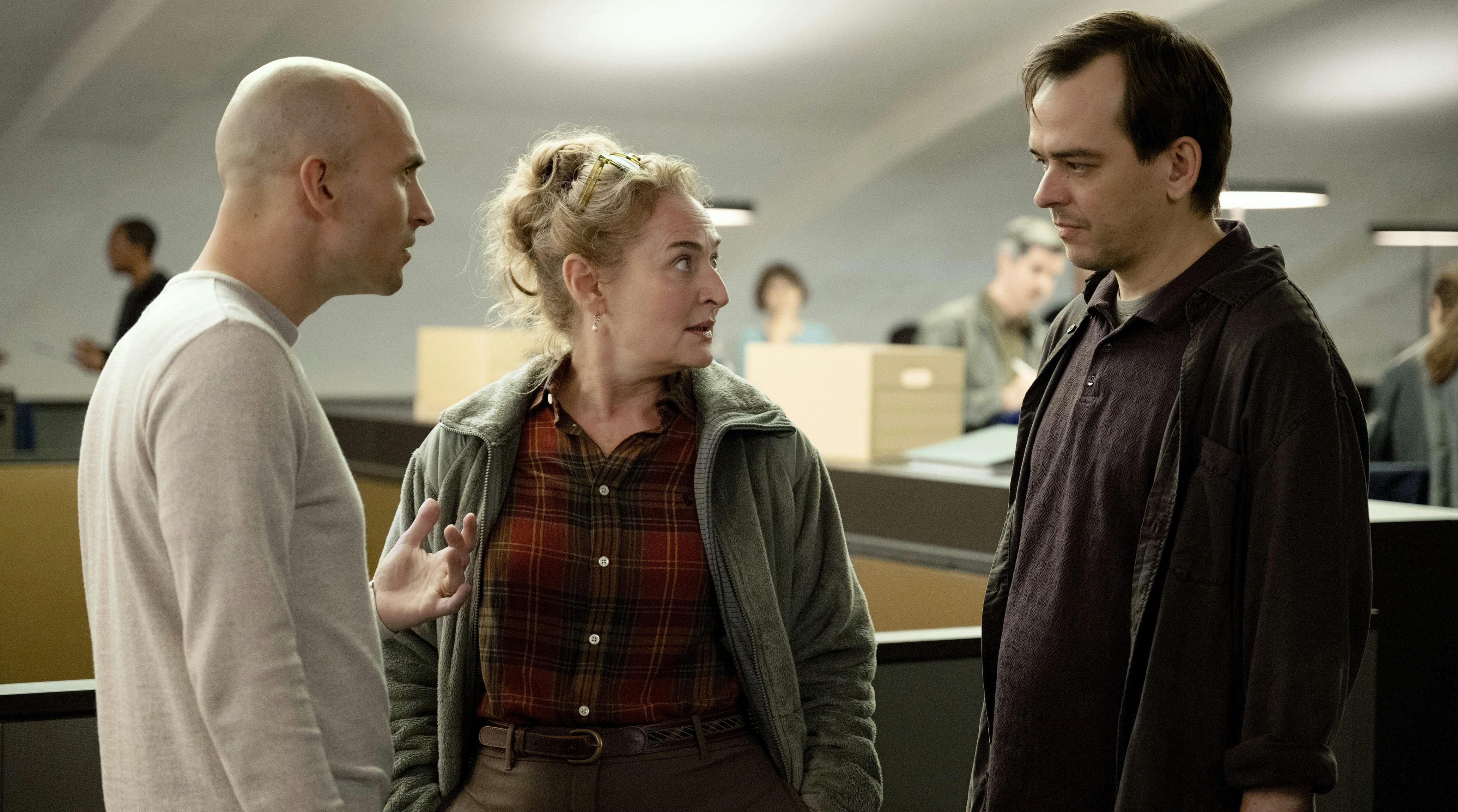 Suchen dringend eine schnelle Lösung, um das Schlimmste zu verhindern: CEO Kilian Berger (Elias Arens), Staatsanwältin Anita Wegenast (Rachel Braunschweig) und Simon Berger (Martin Vischer)

© ARD Degeto Film/SRF/Sava Hlavacek