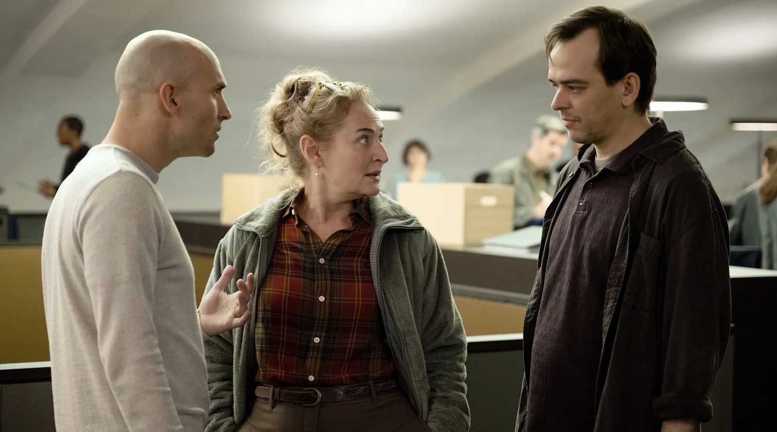 Suchen dringend eine schnelle Lösung, um das Schlimmste zu verhindern: CEO Kilian Berger (Elias Arens), Staatsanwältin Anita Wegenast (Rachel Braunschweig) und Simon Berger (Martin Vischer)
© ARD Degeto Film/SRF/Sava Hlavacek
