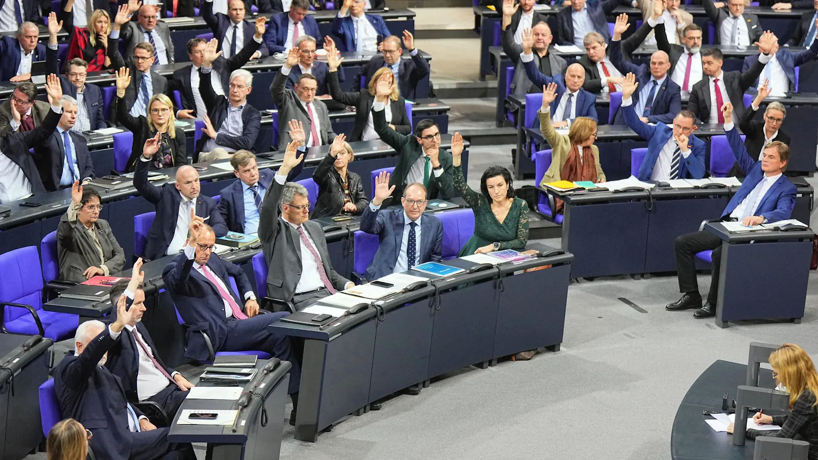 Szene aus dem Bundestag, Unionsfraktion und AfD-Fraktion heben gemeinsam die Hände