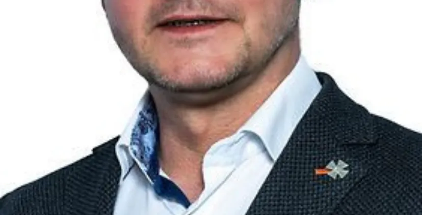 Bild eines Rechtsextremisten mit eisernem Kreuz am Sakko-Revers