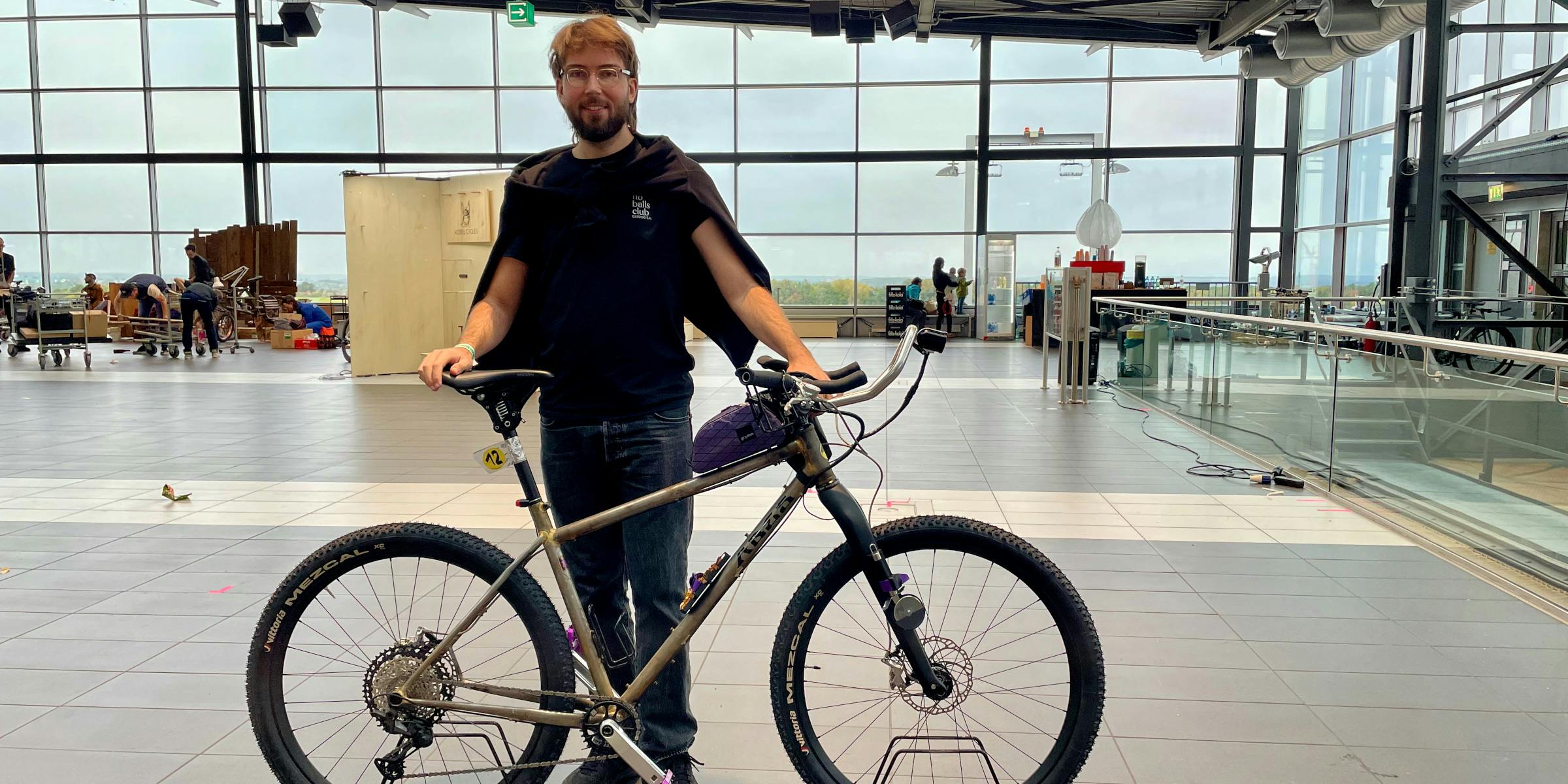 Paul mit seinem fürs High Velocity Research gebauten Rad - samt Pizzahalter und -schneider