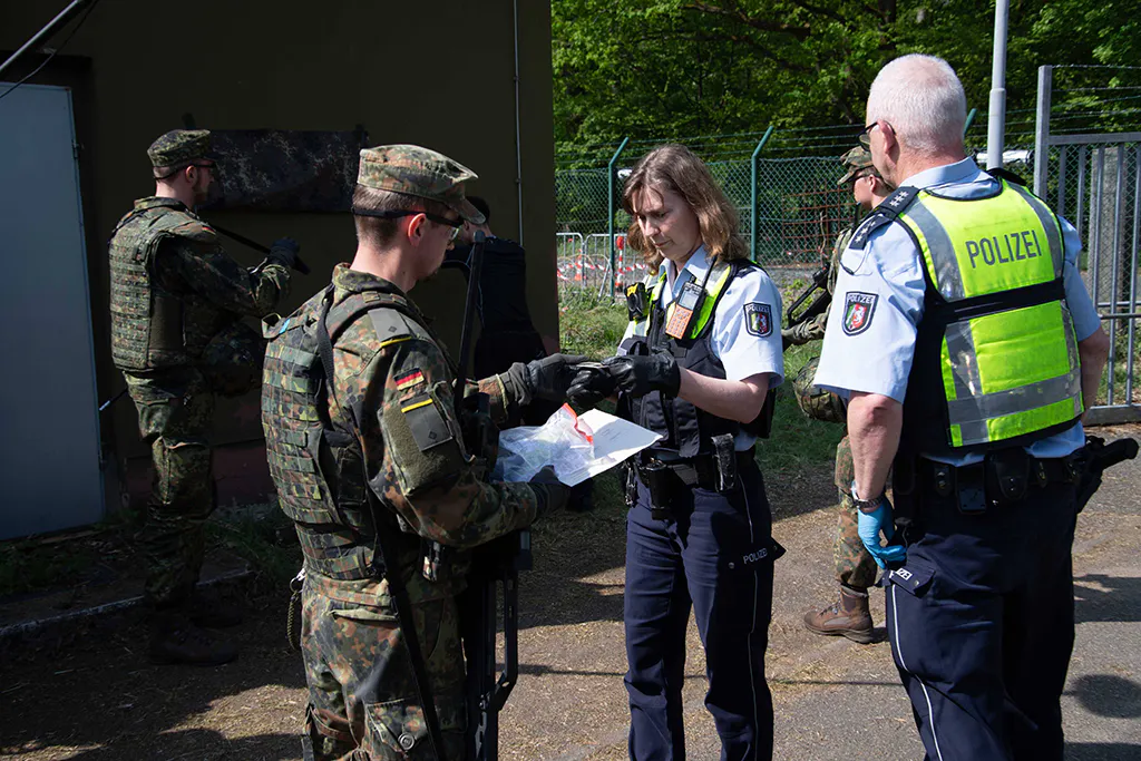 Polizeibeamte in einer gemeinsamen Übung mit der Bundeswehr.
