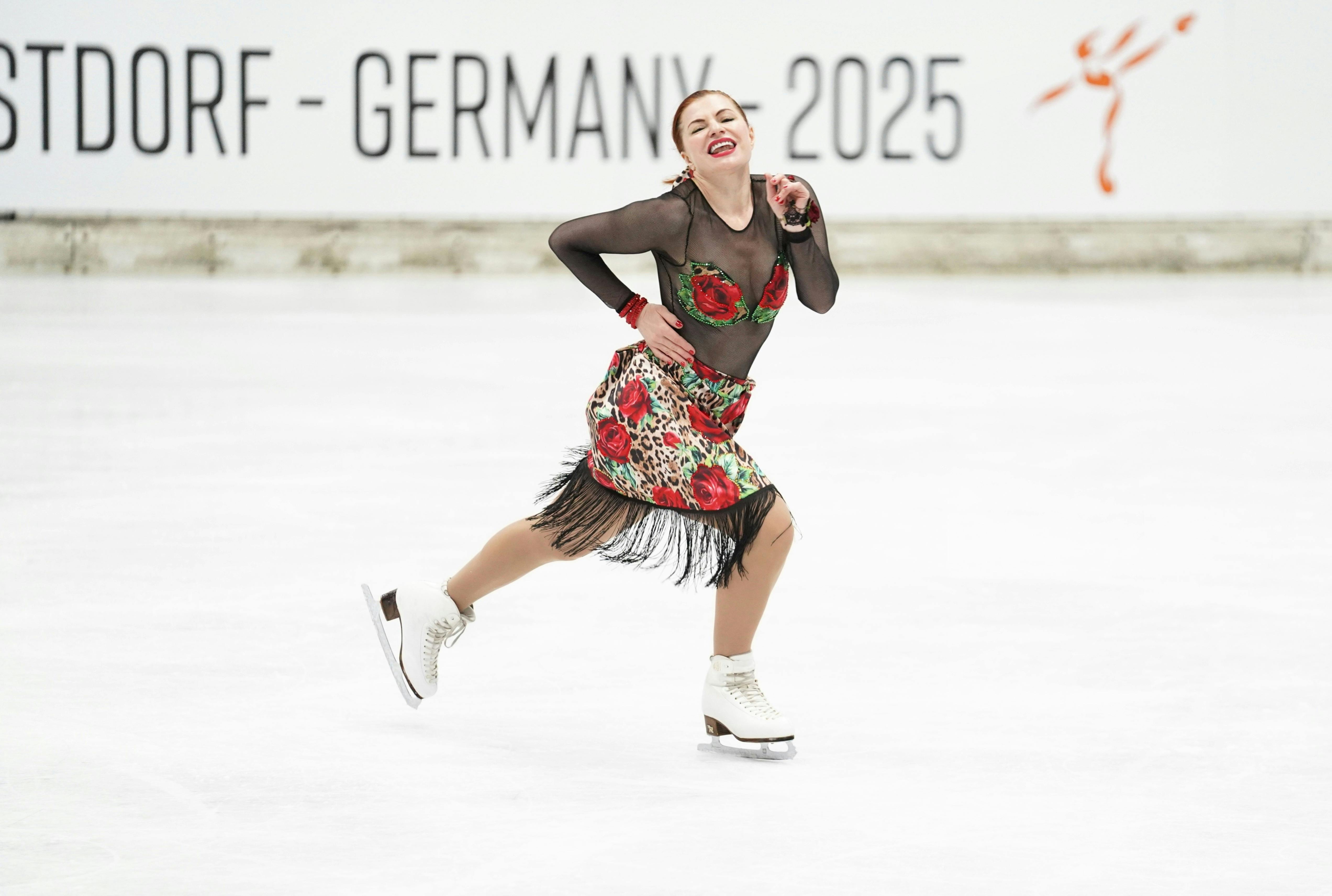 Natalia Goncharenko aus der Ukraine tritt beim ISU Adult Wettbewerb auf