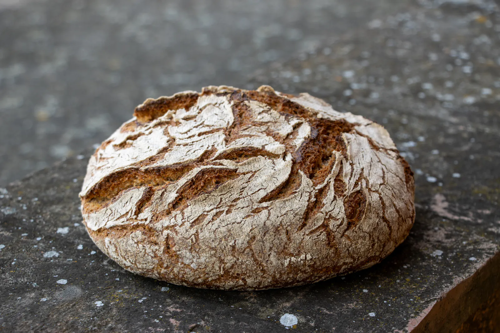 Schwarzwälder-Brot. Ein reines Sauerteigbrot aus Roggenschrot, Weizenvollkornmehl und Dinkelvollkornmehl.