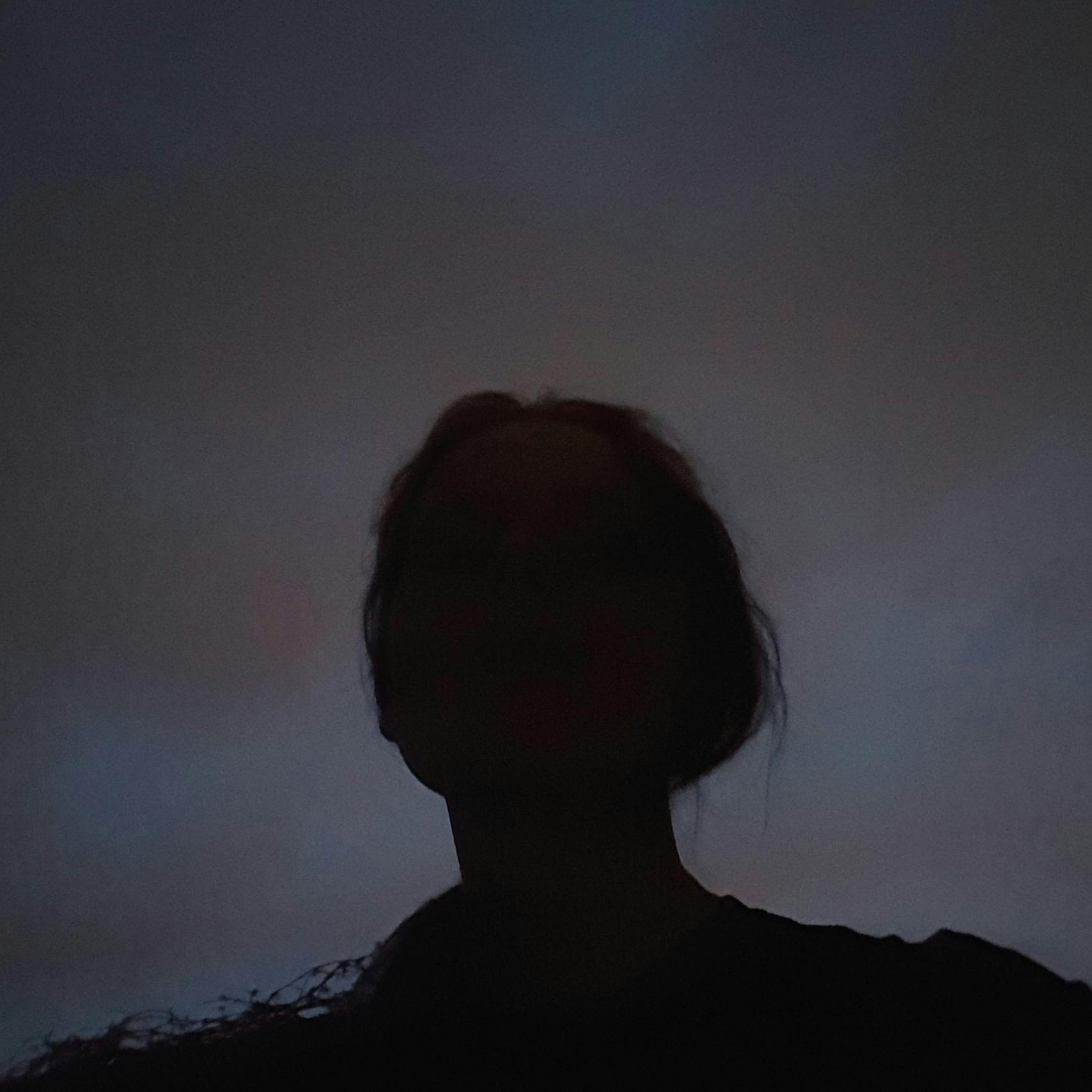 dunkles Selfie mit nicht erkennbarem Gesicht