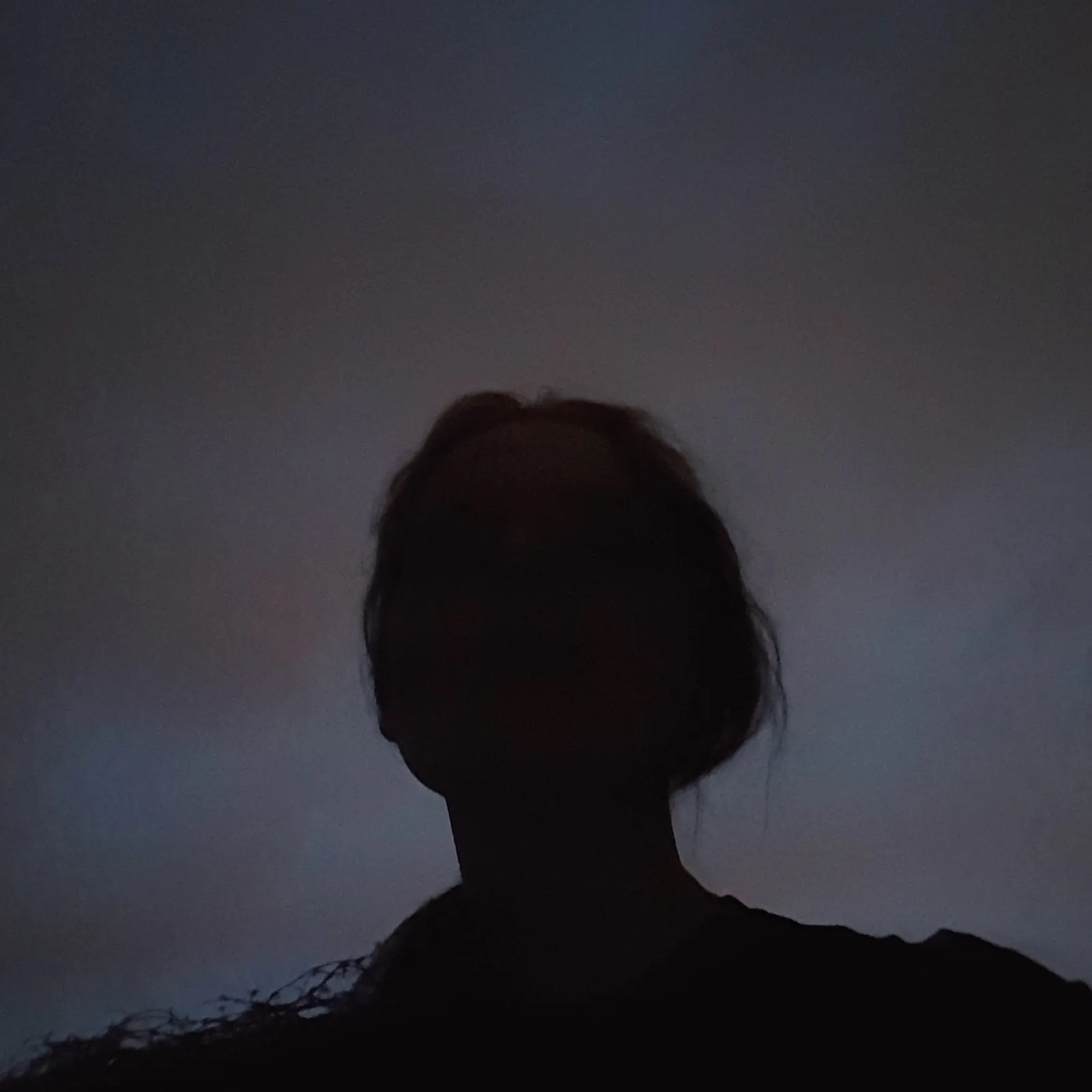 dunkles Selfie mit nicht erkennbarem Gesicht
