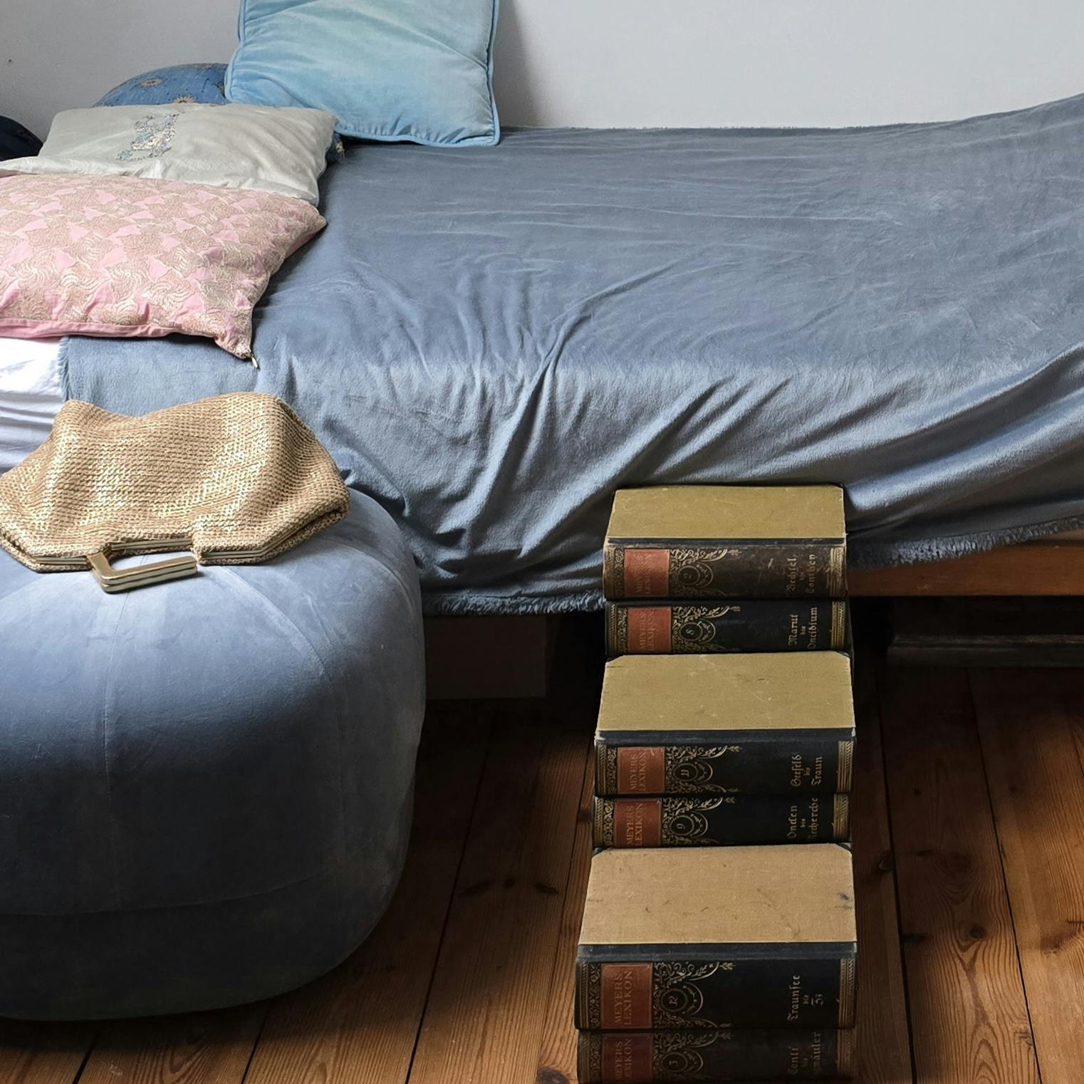 Aus Lexikonbänden gebaute Trettep zu Daybed