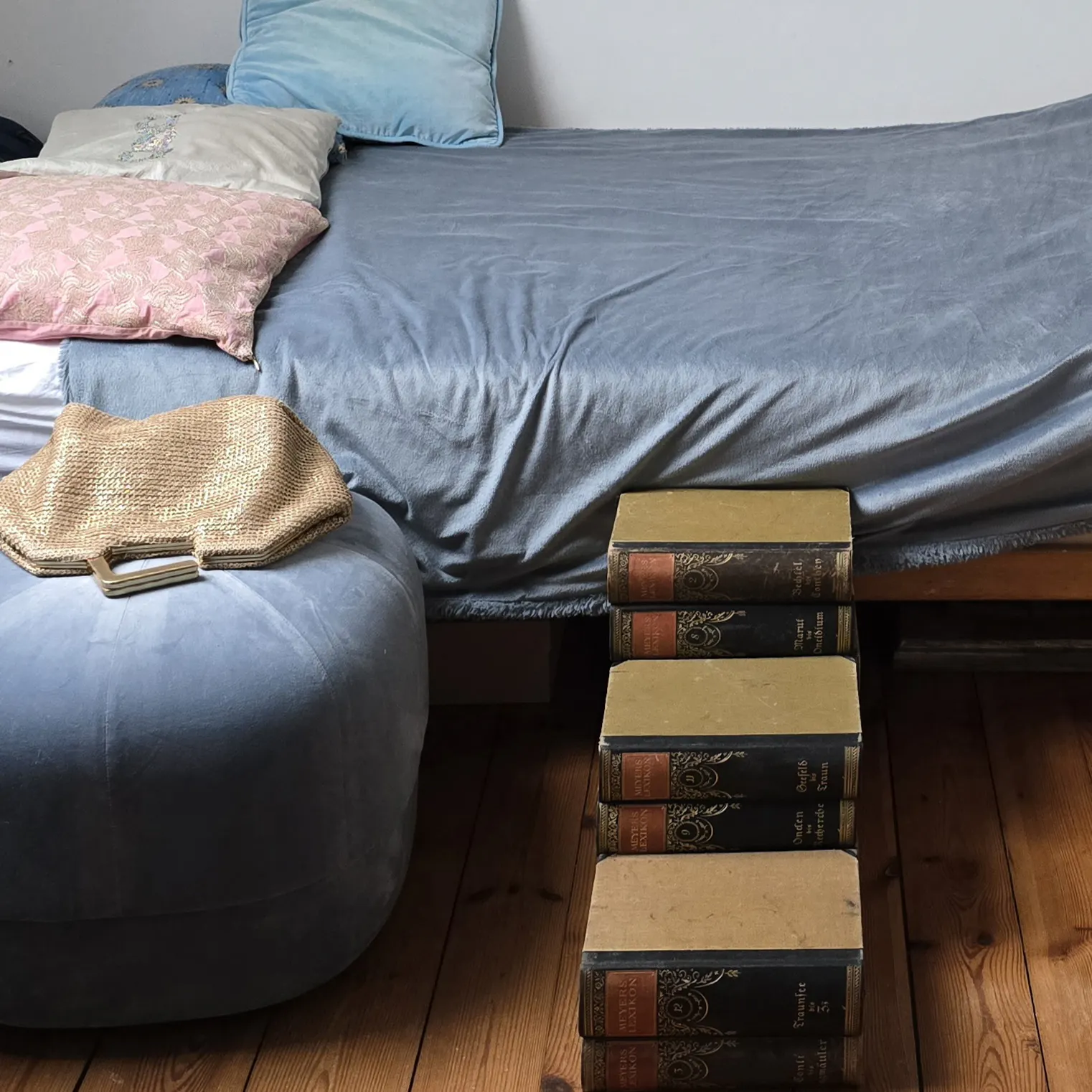 Aus Lexikonbänden gebaute Trettep zu Daybed