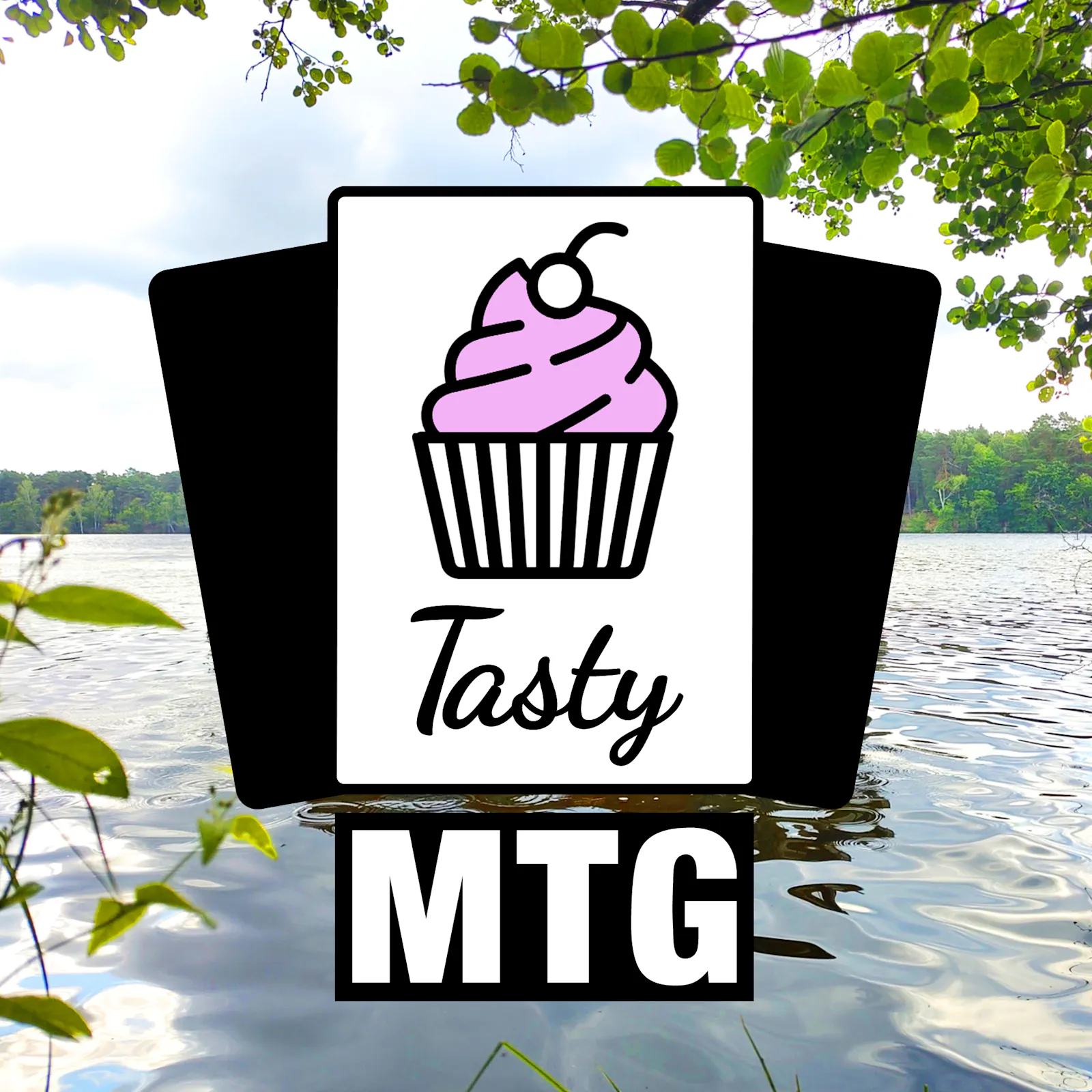 Das Cover zur aktuellen Folge: Das Tasty-MTG-Logo ist vor einer idyllischen Seekulisse platziert.