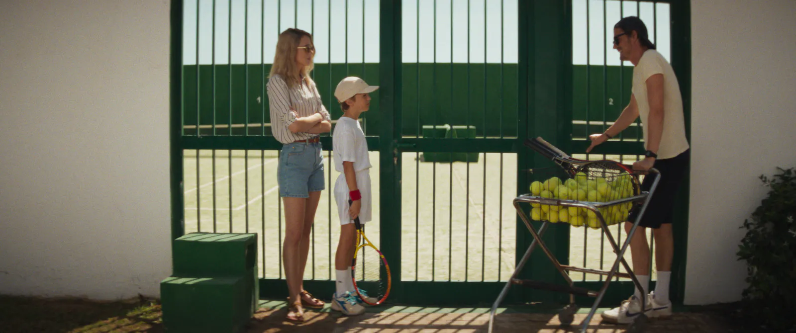 Ein Zaun, Anne, Anton Tennislehrer Tom auf Platz in Fuerteventura