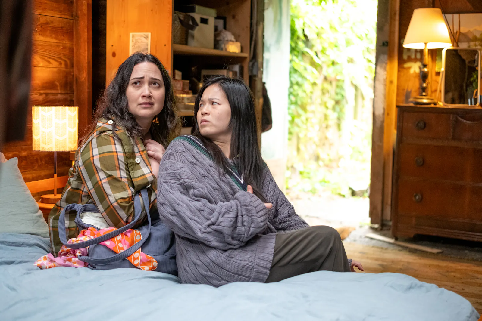 Geimensamer (?) Kinderwunsch: Lee (Lily Gladstone) und Angela (Kelly Marie Tran) in THE WEDDING BANQUET // © 2024 Luka Cyprian / Bleecker Street