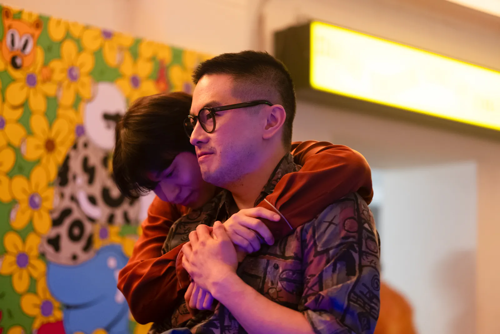 Nicht alles eitel Sonnenschein: Min (Ha Gi-chan) und Chris (Bowen Yang) in THE WEDDING BANQUET // © 2024 Luka Cyprian / Bleecker Street