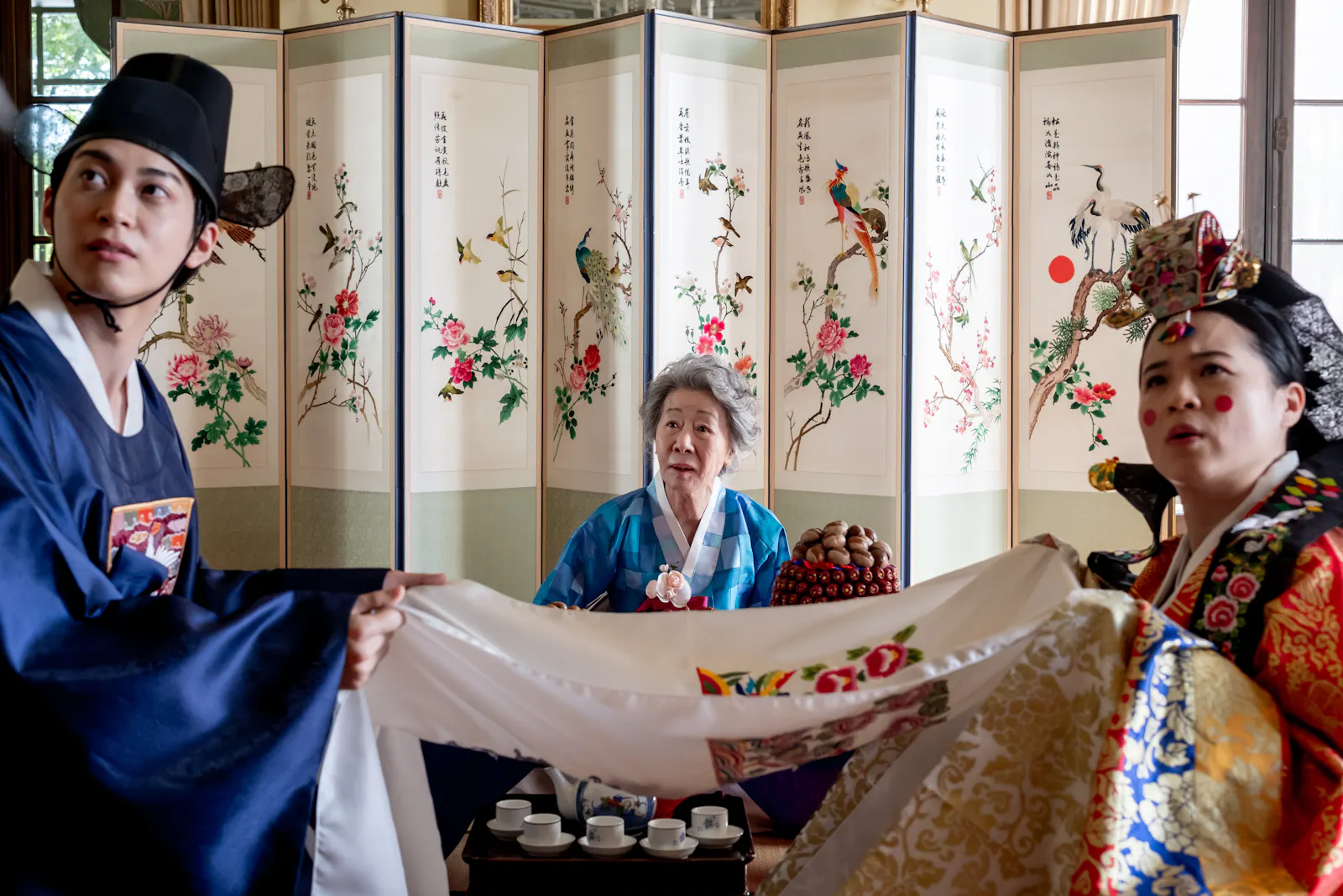 Tradtion verpflichtet auch bei Lüge: Min (Ha Gi-chan), Ja-Young (Youn Yuh-jung) und Angela (Kelly Marie Tran) in THE WEDDING BANQUET // © 2024 Luka Cyprian / Bleecker Street